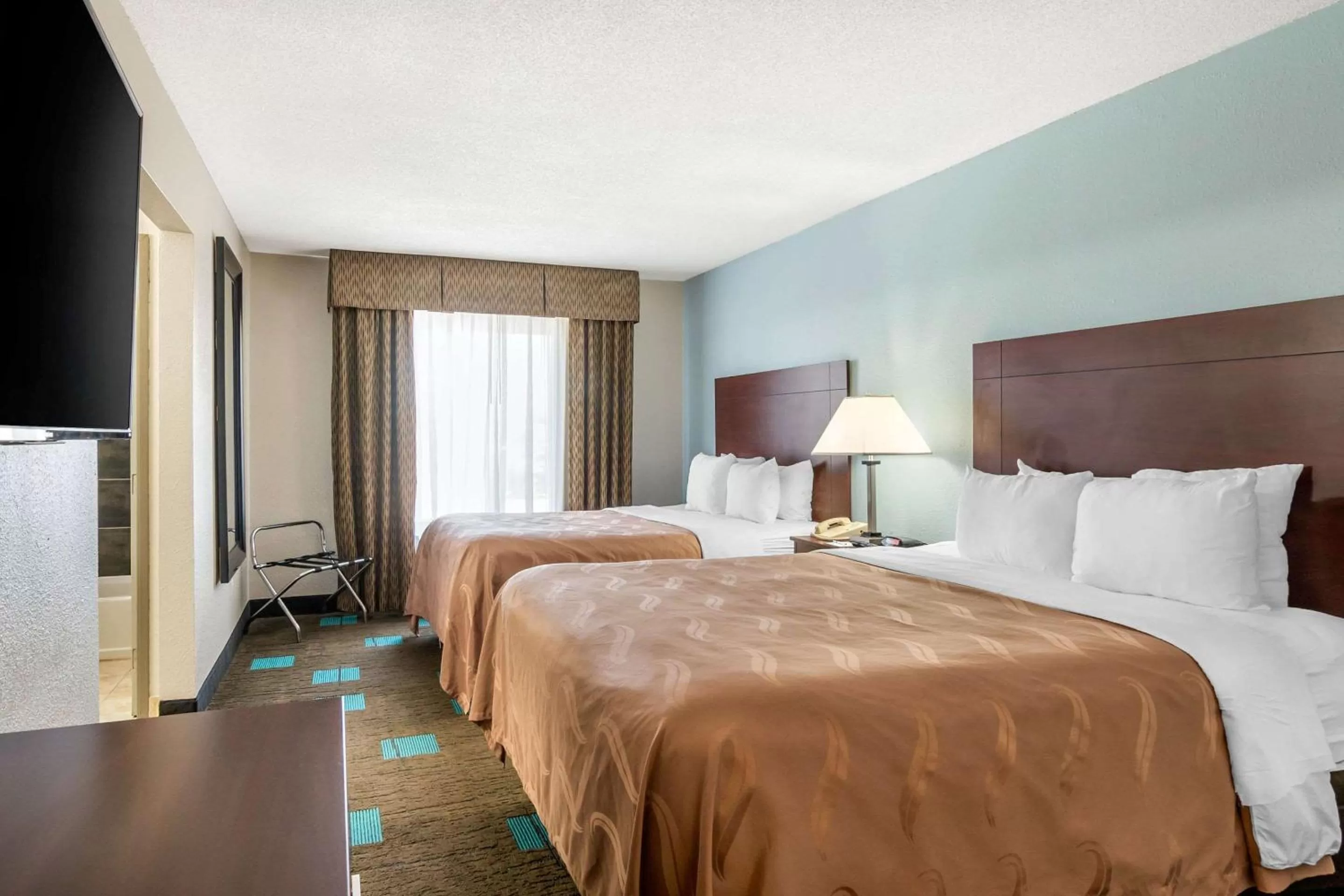 Photo of the whole room in Quality Suites Kansas City International Airport