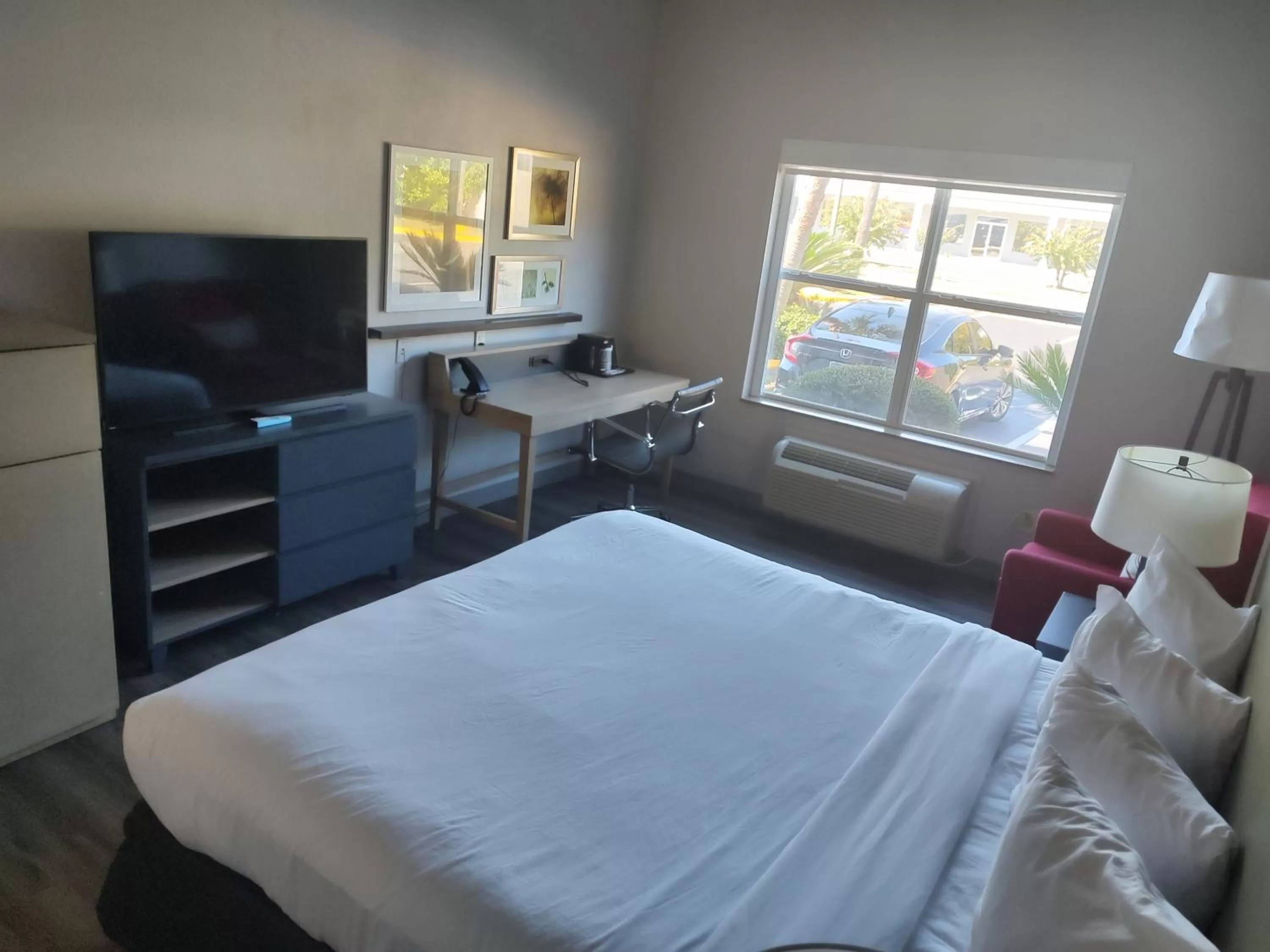 Photo of the whole room, Bed in Country Inn & Suites by Radisson, Hinesville, GA