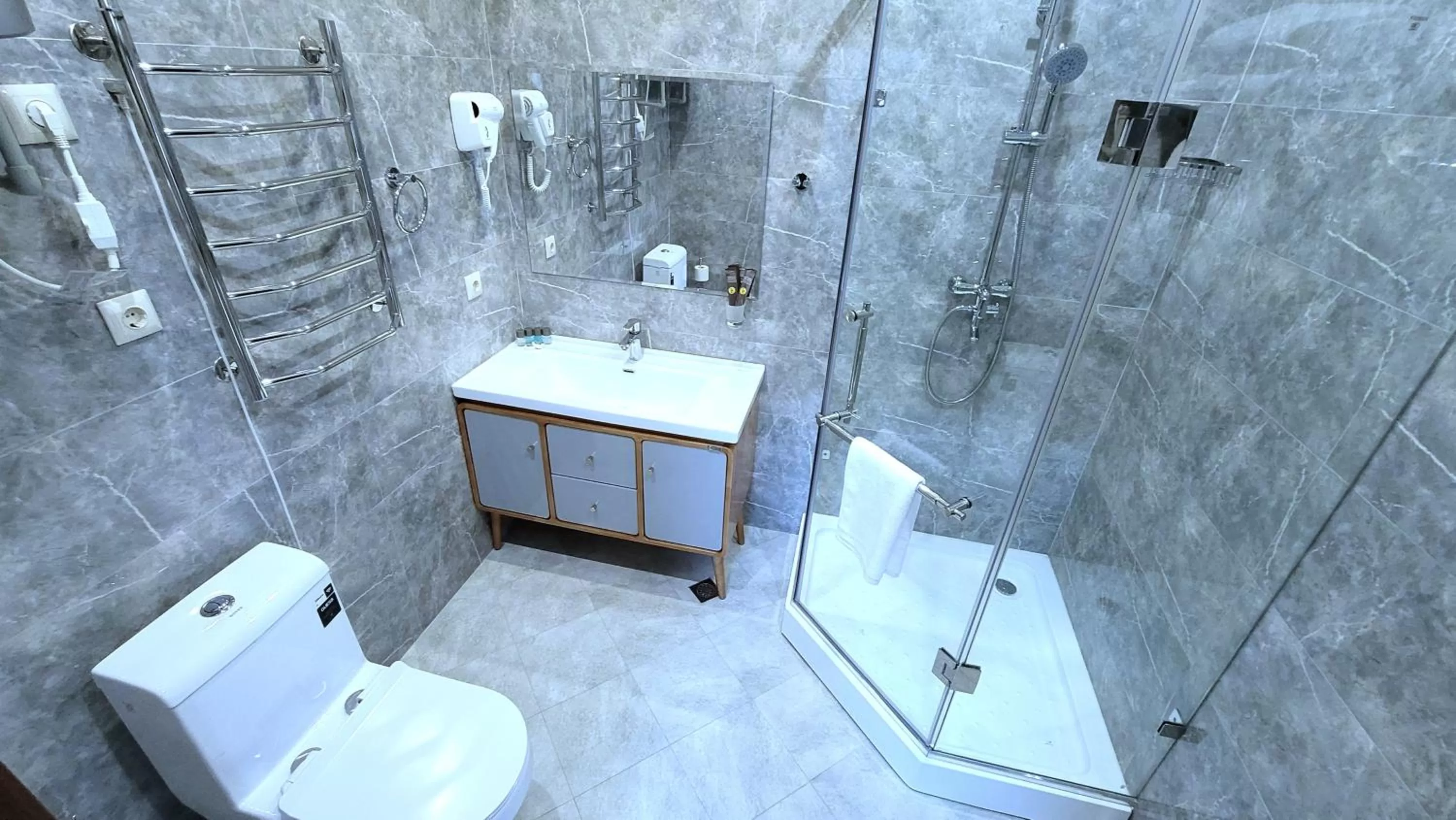 Shower in HOTEL AYNI