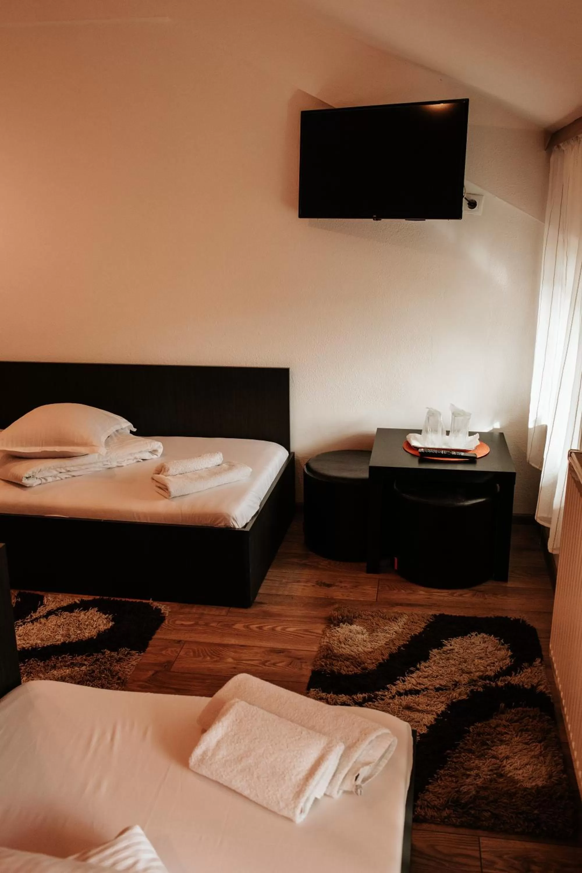 Bed, TV/Entertainment Center in Pensiunea Pictorilor