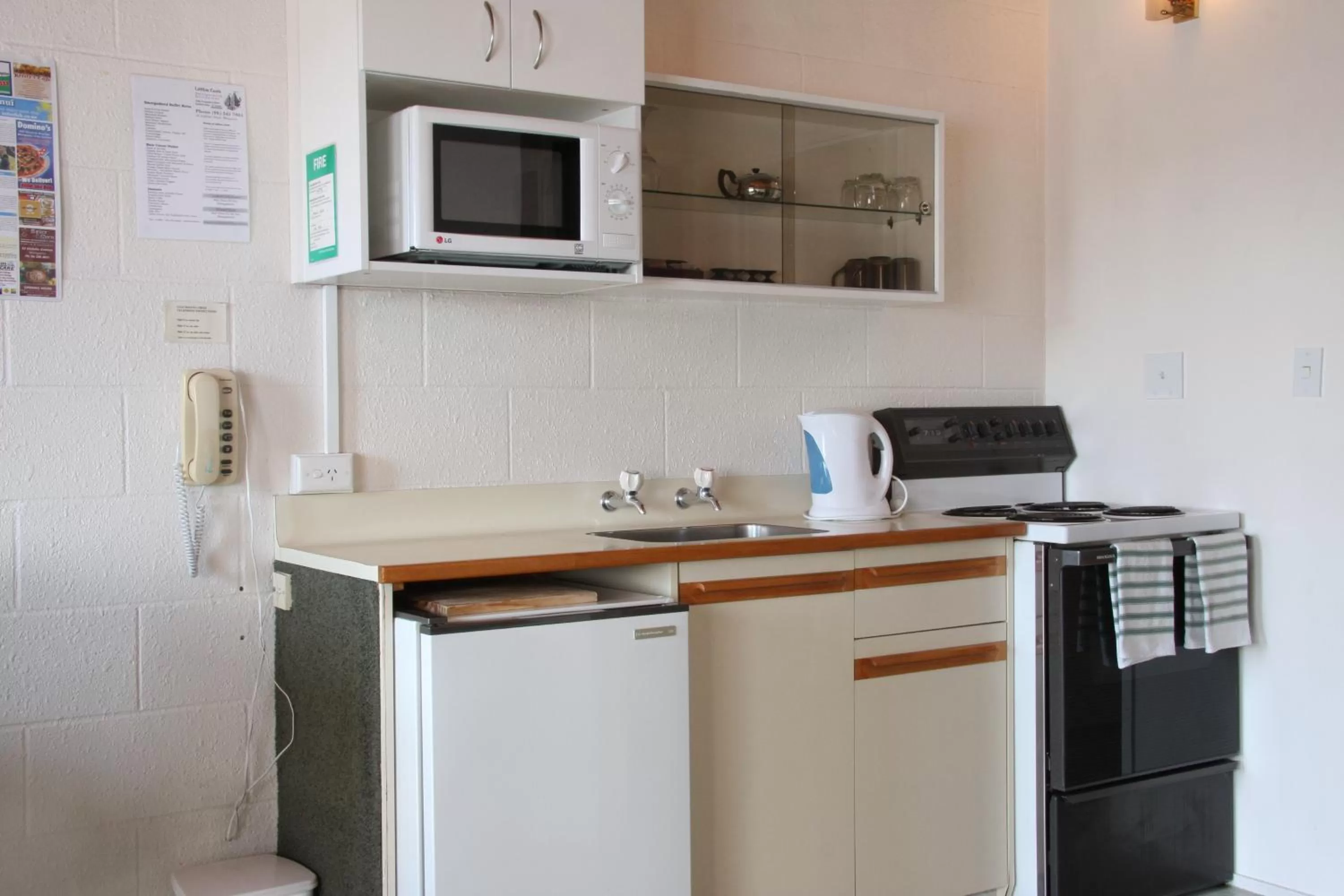 Kitchen or kitchenette, Kitchen/Kitchenette in Coachman's Lodge Motel