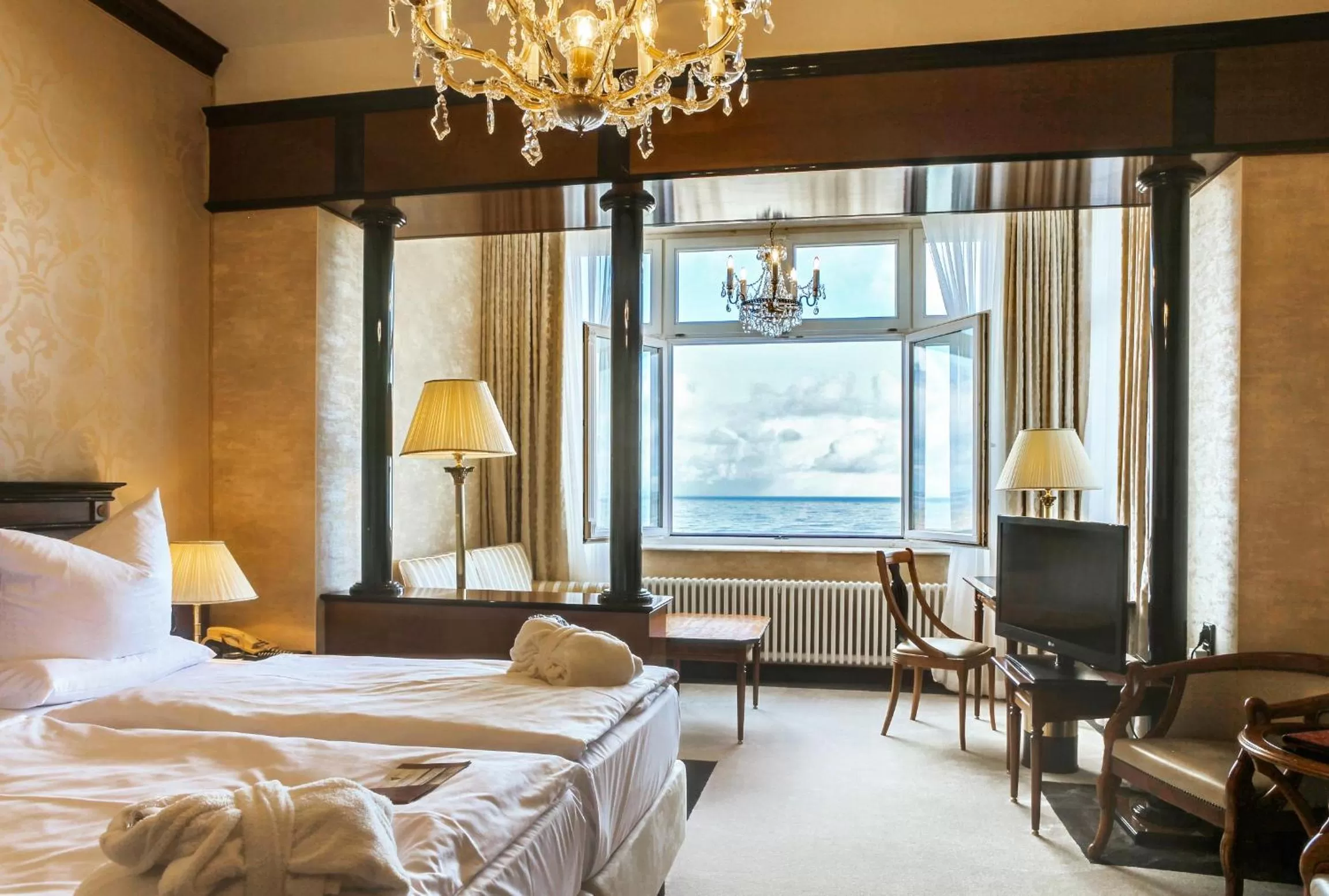 Photo of the whole room, Bed in SEETELHOTEL Ahlbecker Hof das elegante Traditionshotel & ruhiger Rückzugsort an der Ostsee