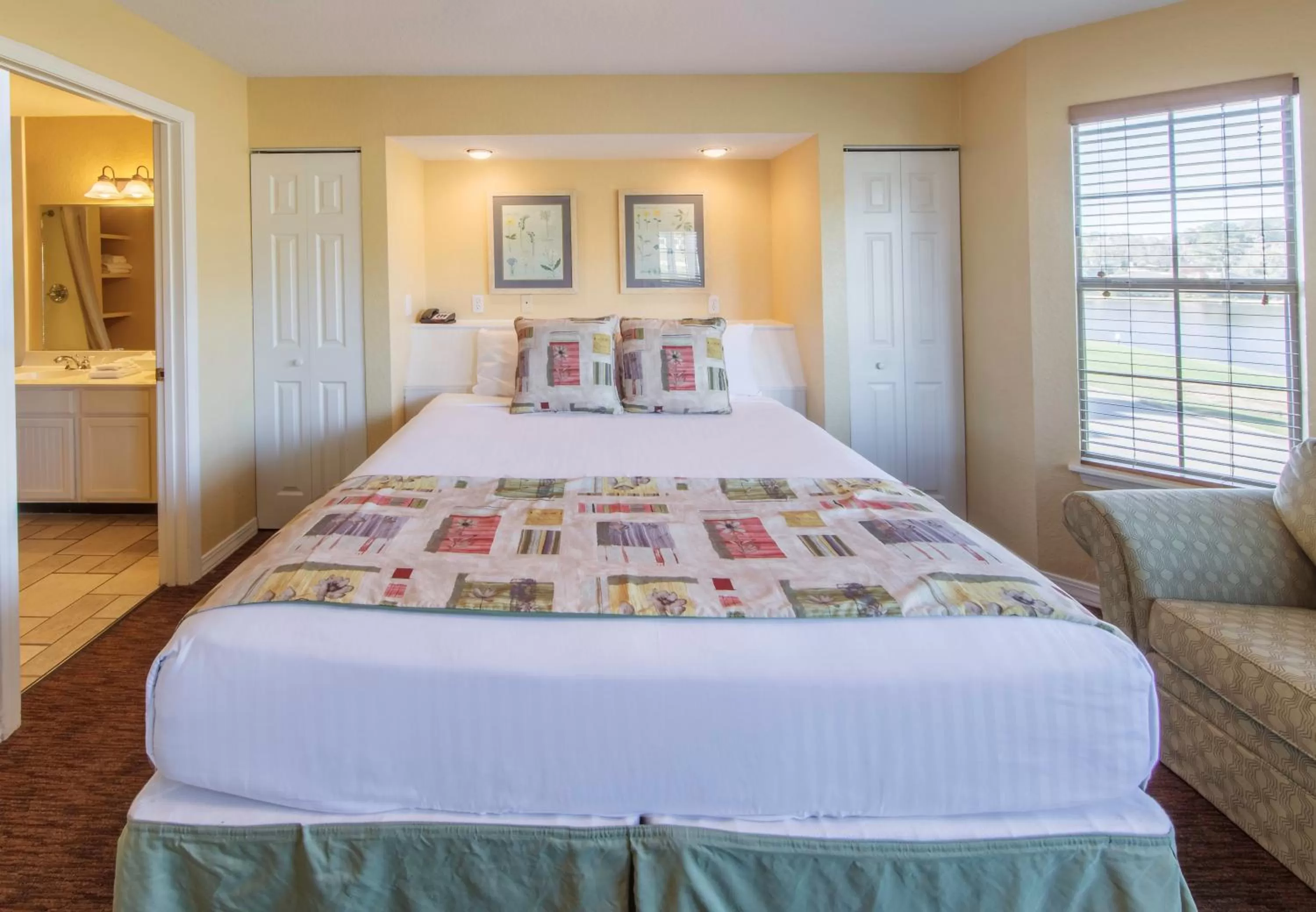Photo of the whole room, Bed in Holiday Inn Club Vacations Piney Shores Resort at Lake Conroe