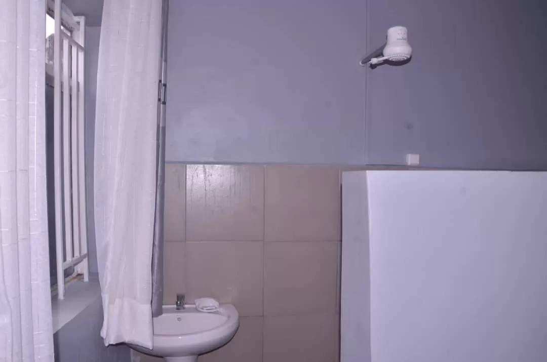 Bathroom in Tommy's Budget Rooms