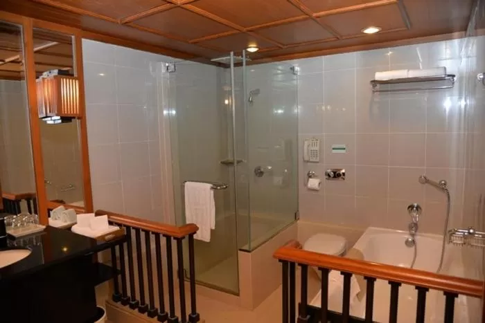 Bathroom in Rama Gardens Hotel Bangkok