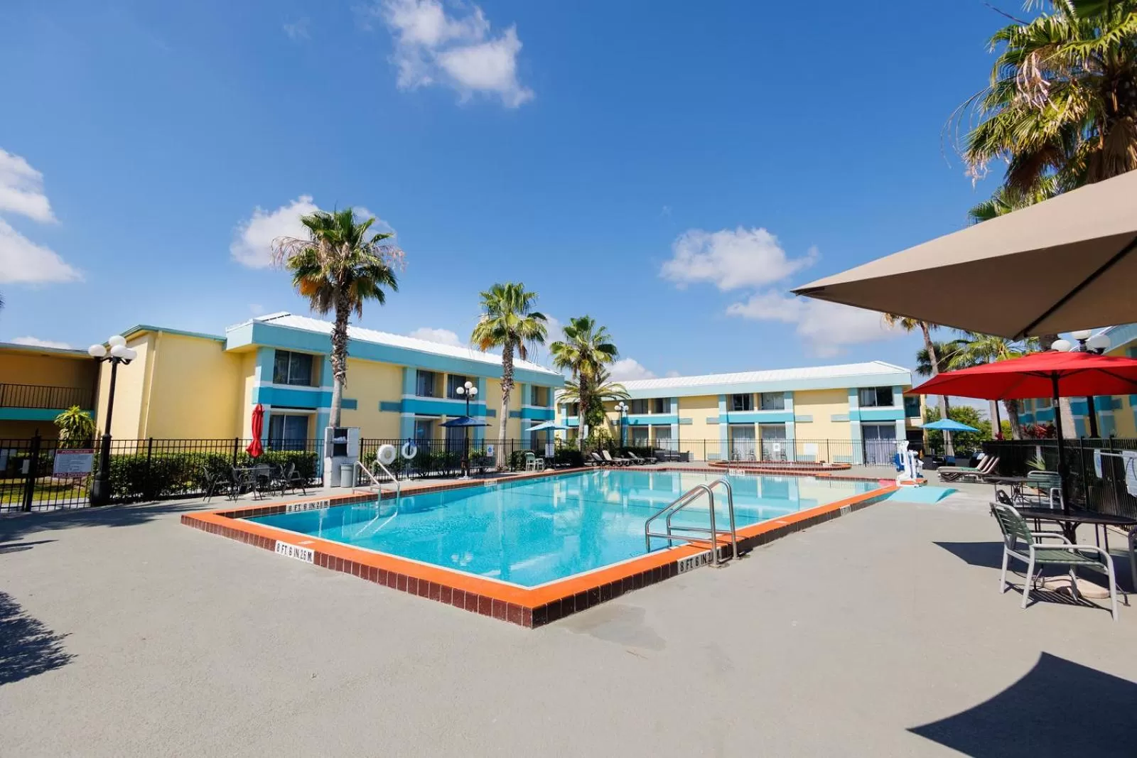 Swimming pool in Garnet Inn & Suites, Orlando