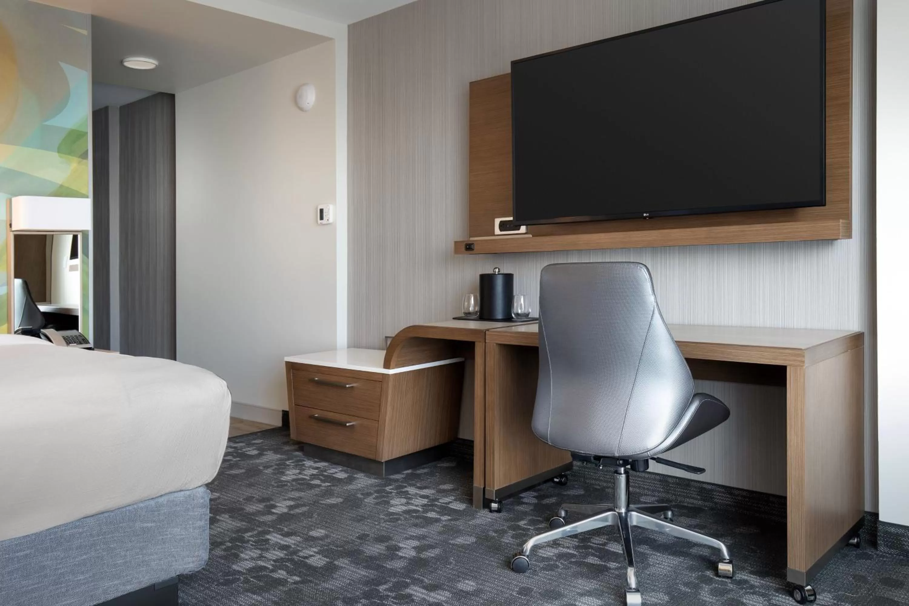 Photo of the whole room, Bed in Courtyard by Marriott Nanaimo