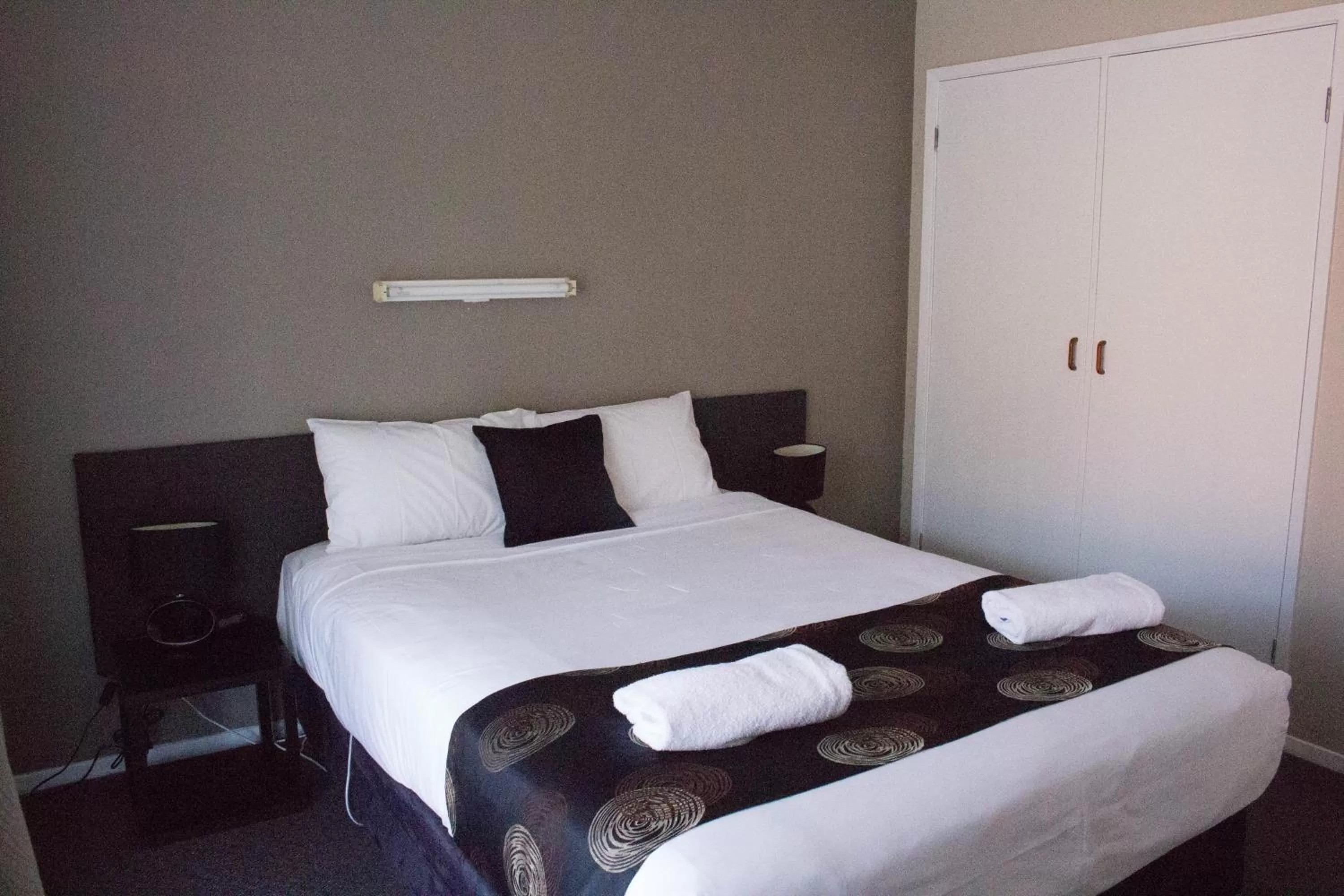 Bedroom, Bed in Blue Whale Motor Inn & Apartments