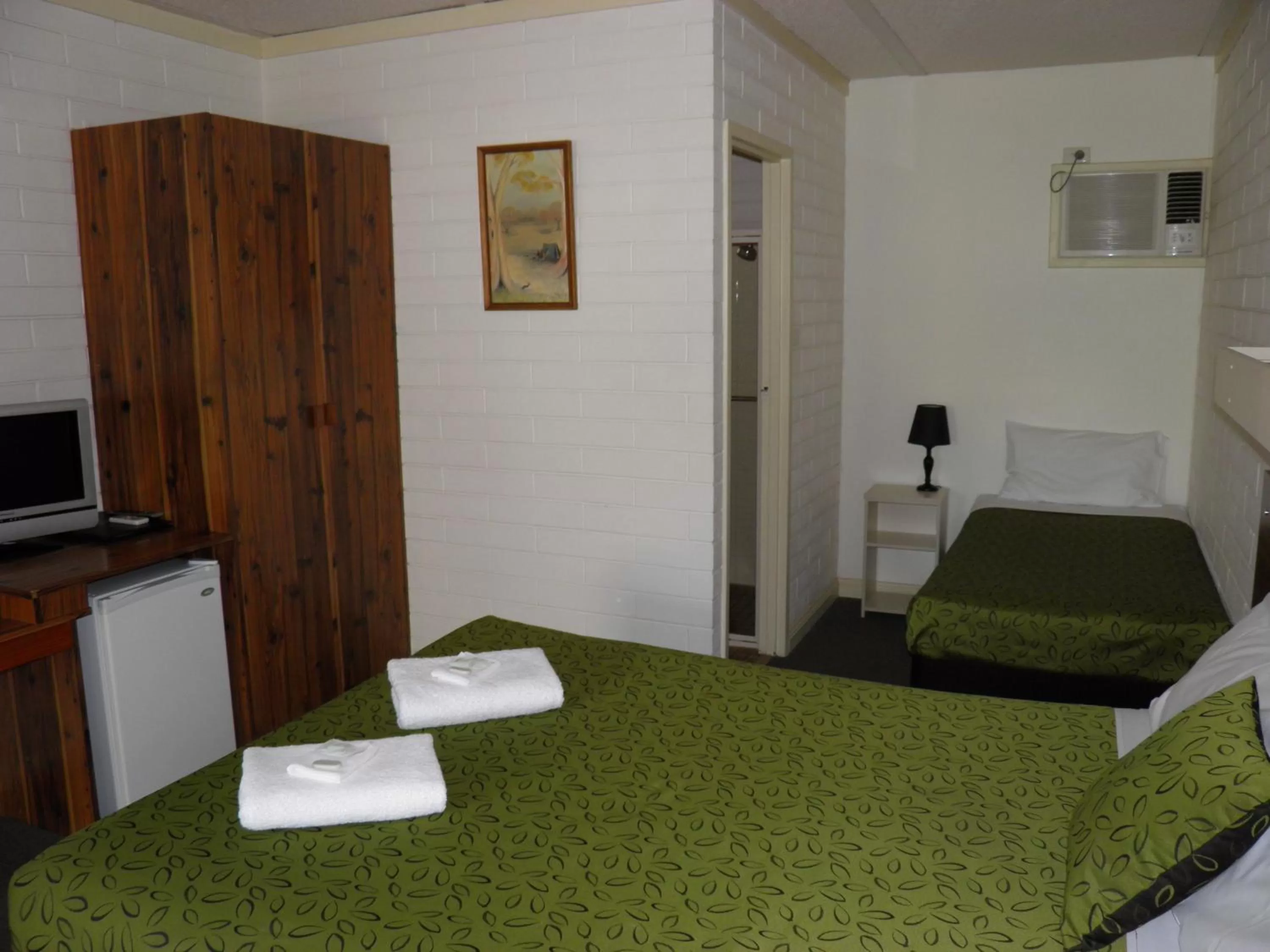 Photo of the whole room, Bed in 7th Street Motel