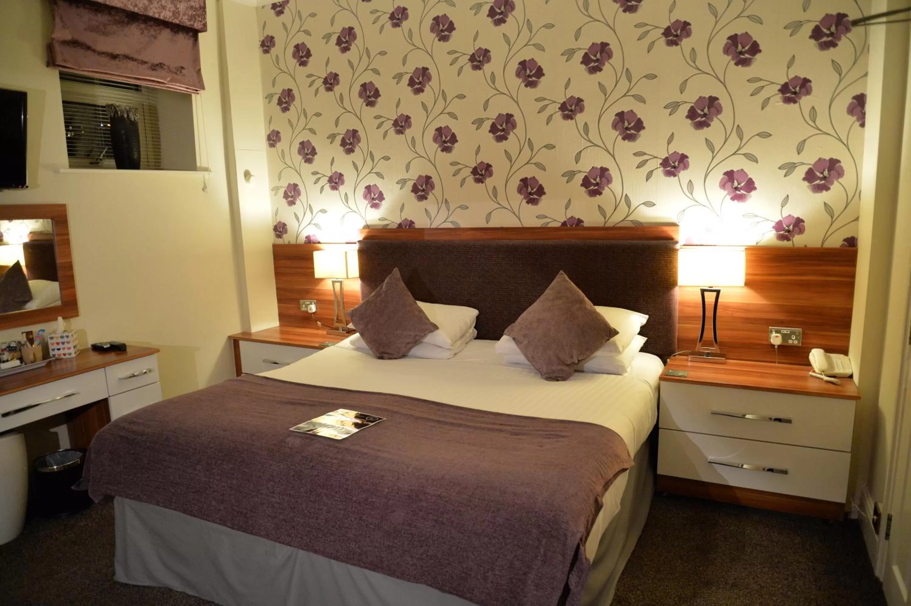 Bed in Lauriston & Lawton Court Hotel