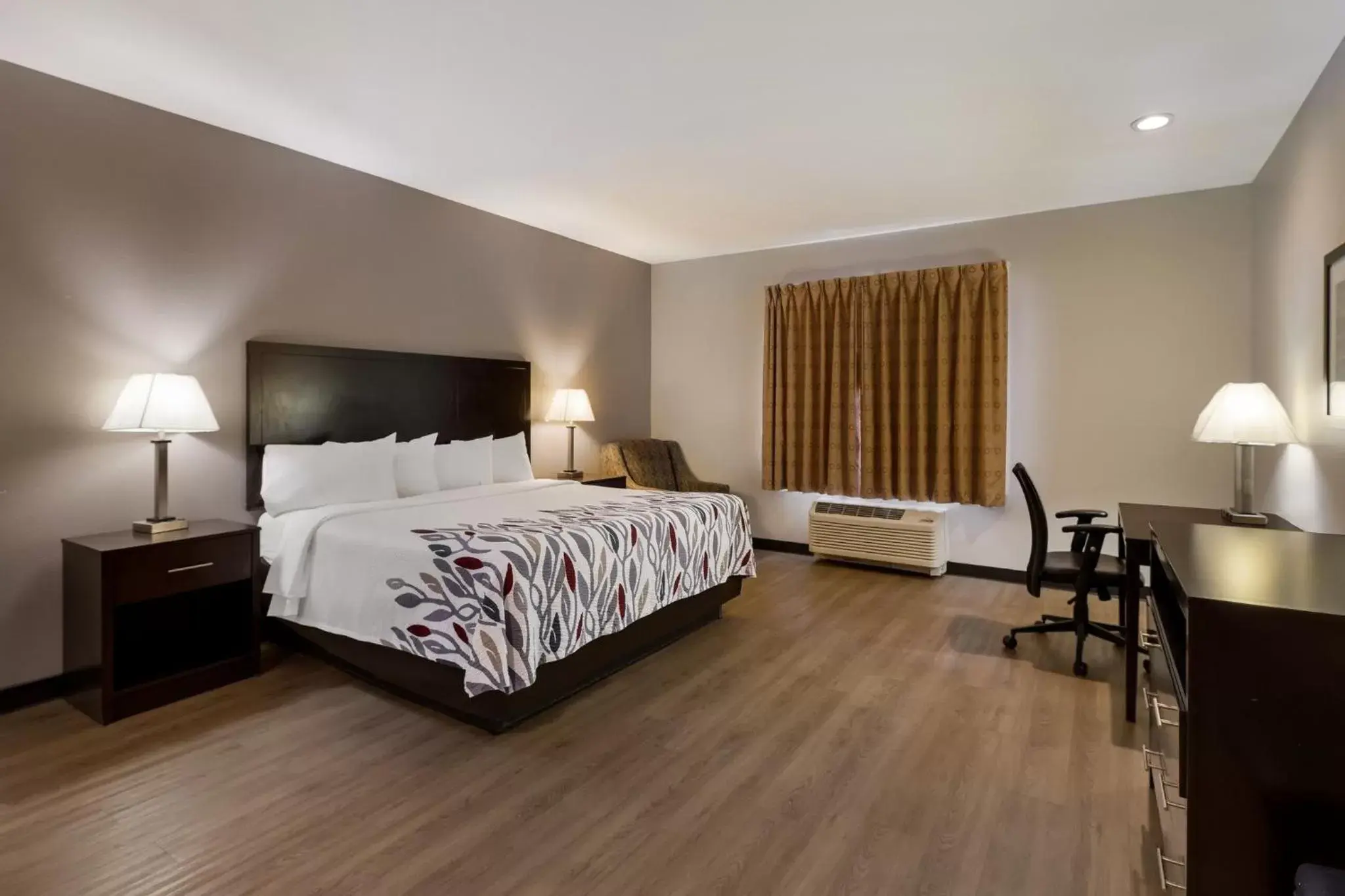 Superior King Room with Kitchen Smoke Free in Red Roof Inn Pecos Superior King Room with Kitchen Smoke Free in Red Roof Inn Pecos