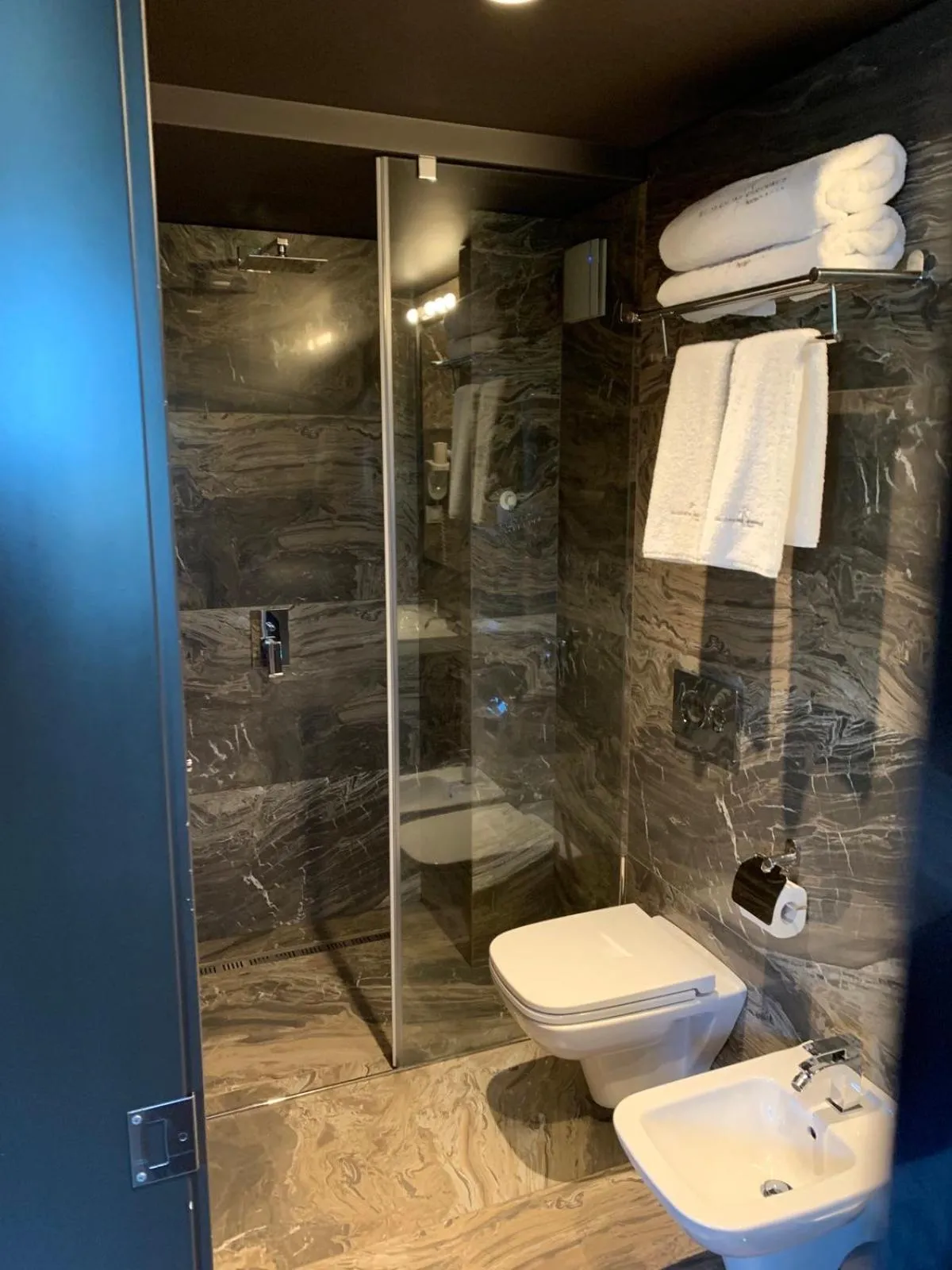 Shower in All Seasons Residence Design Hotel - Free parking
