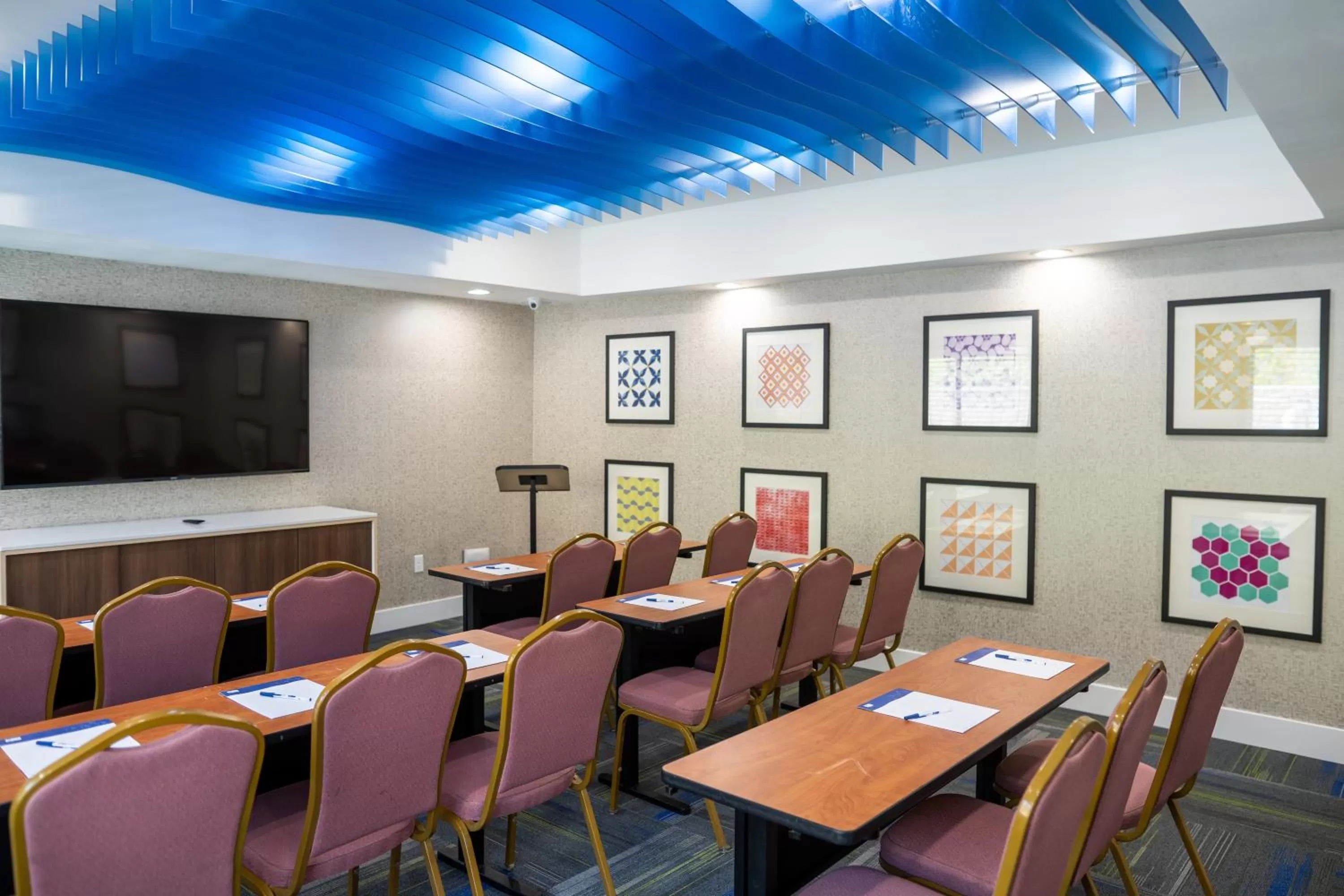 Meeting/conference room in Holiday Inn Express & Suites - Lake Forest by IHG