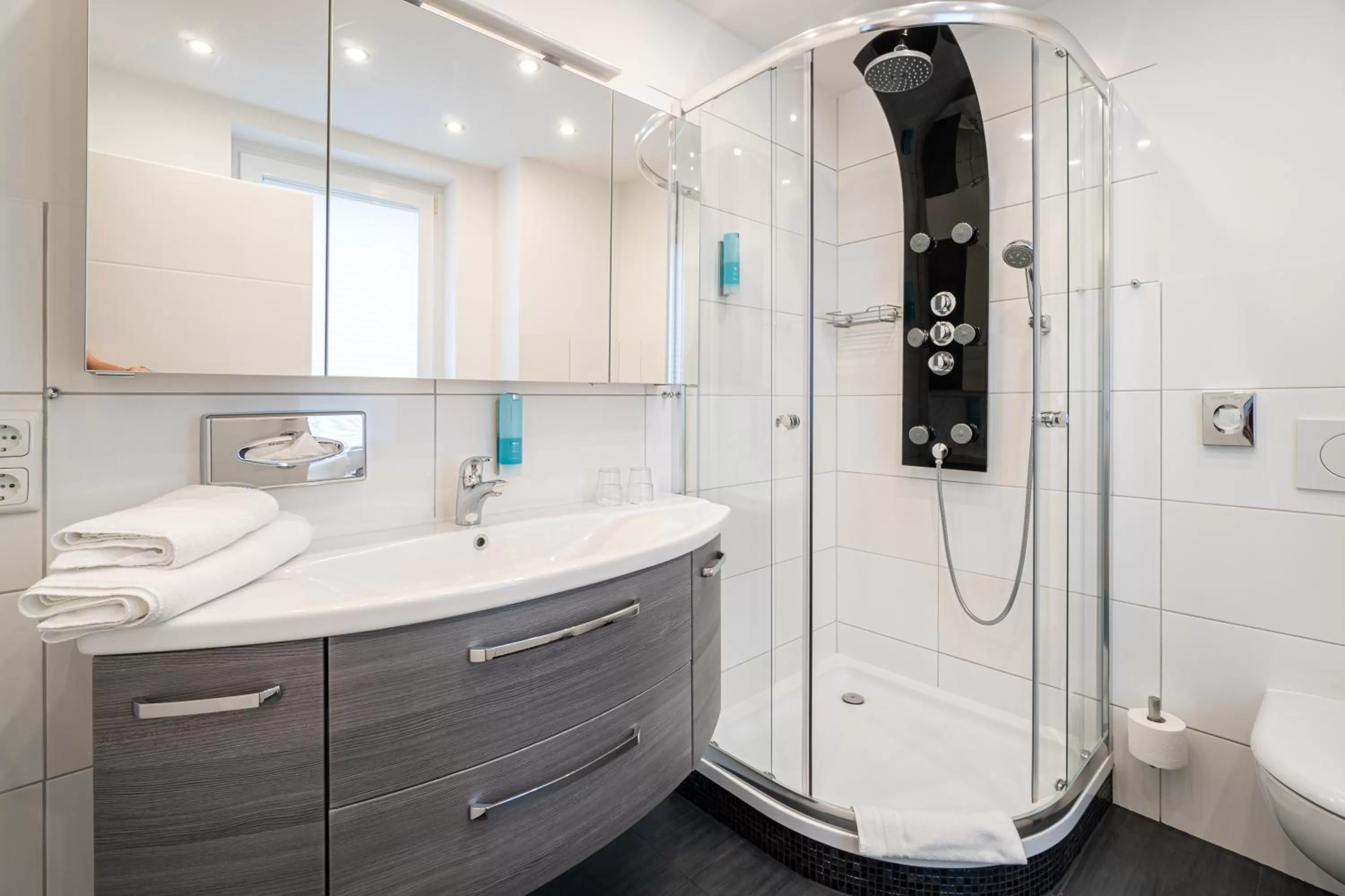 Bathroom in Hotel Deutscher Hof