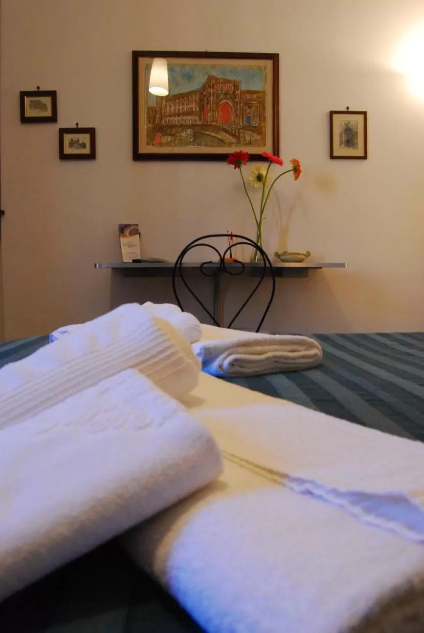 Decorative detail, Bed in B&B Corte Barocca