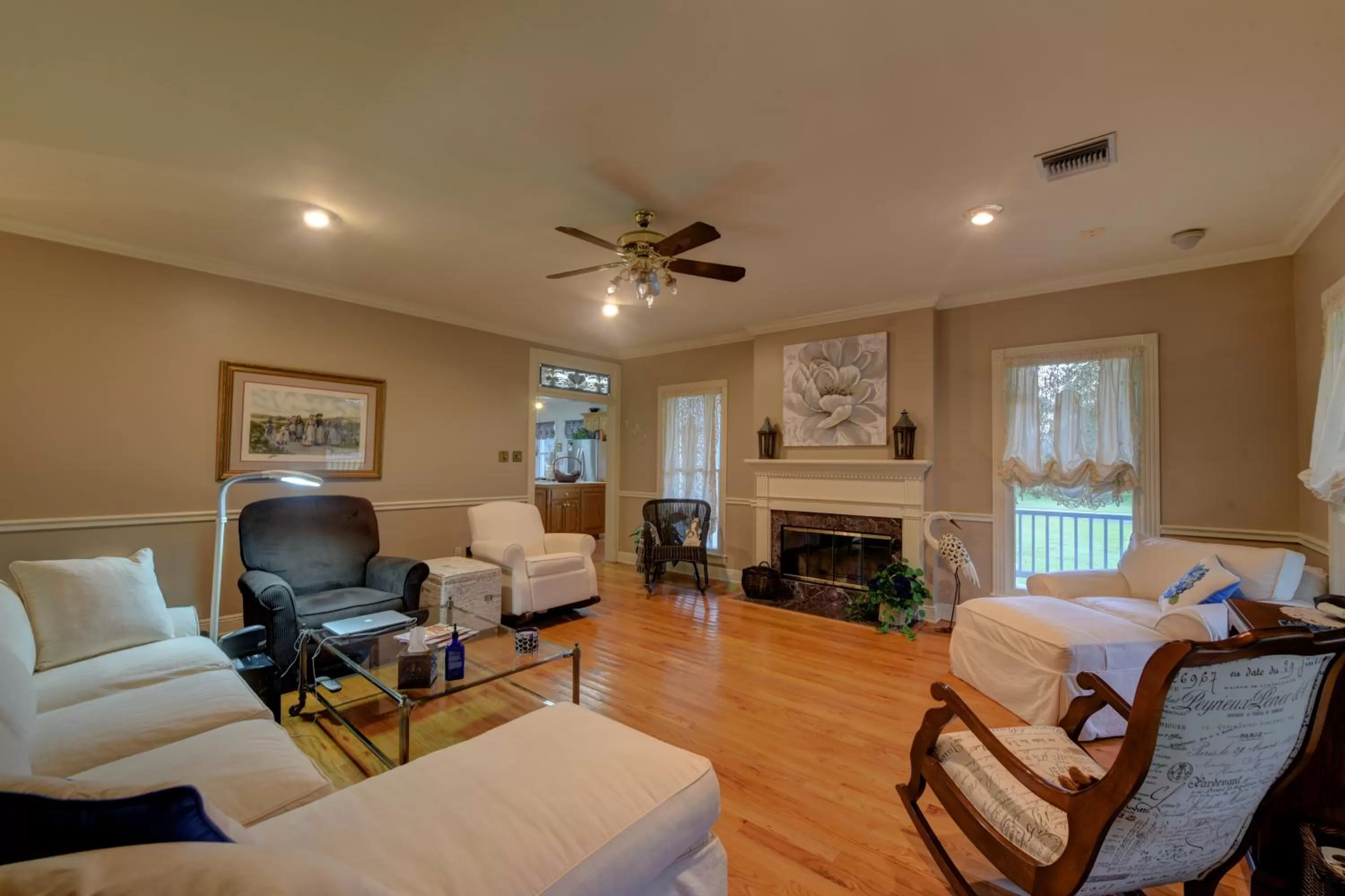 Living room in A Chateau on the Bayou Bed & Breakfast
