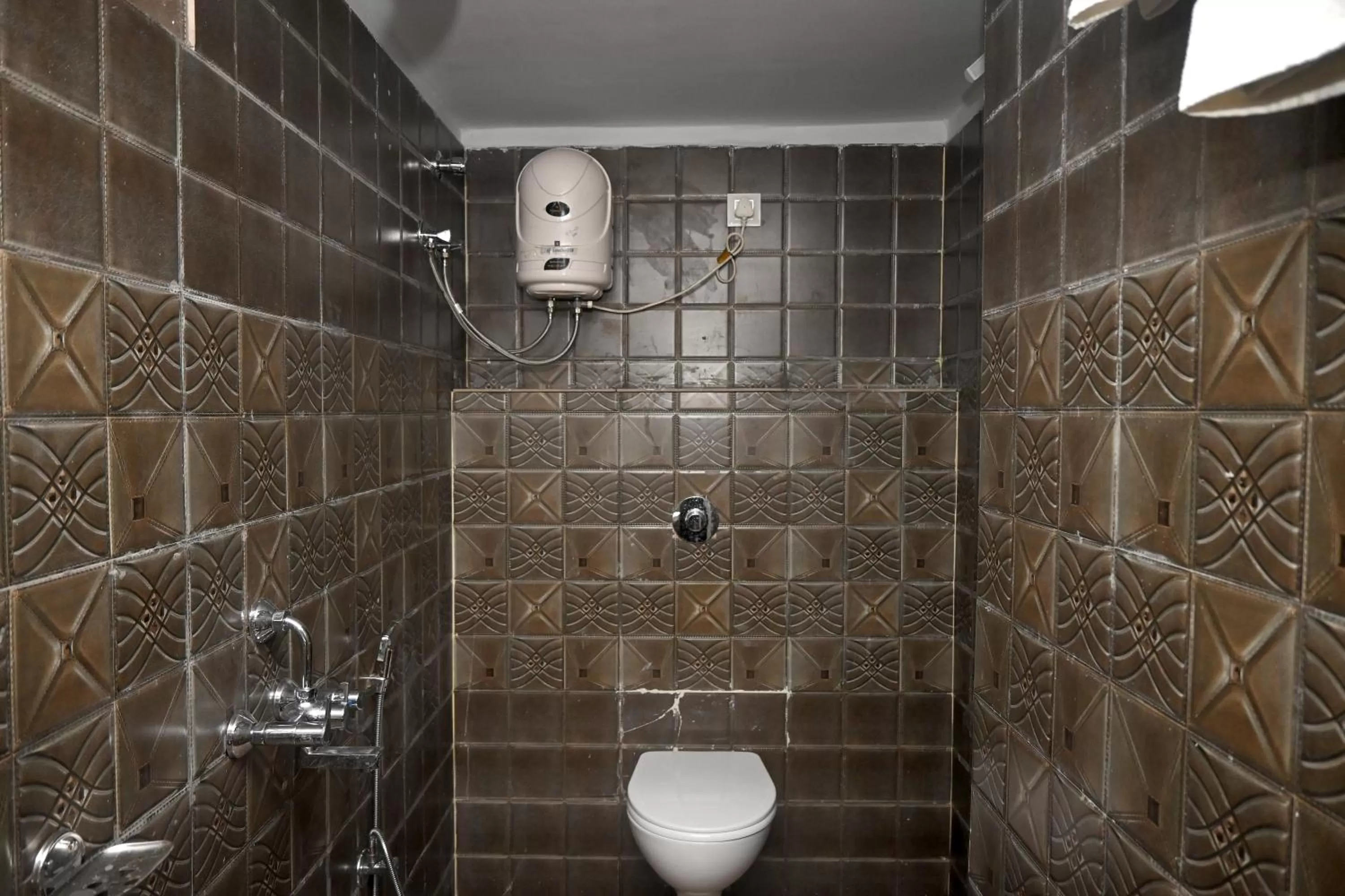 Shower, Bathroom in Royal Sea View