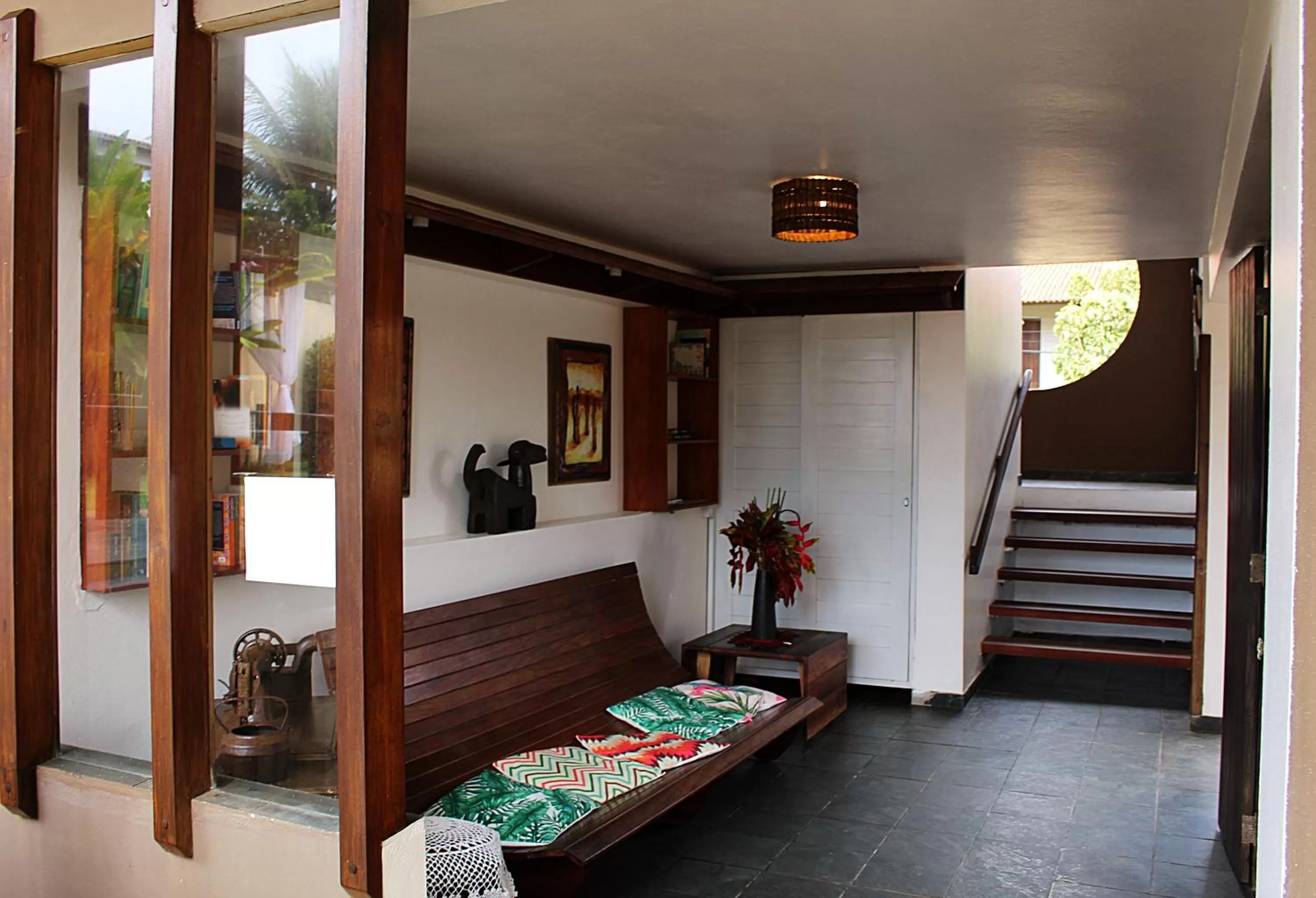 Library, Lobby/Reception in Pousada dos Hibiscus