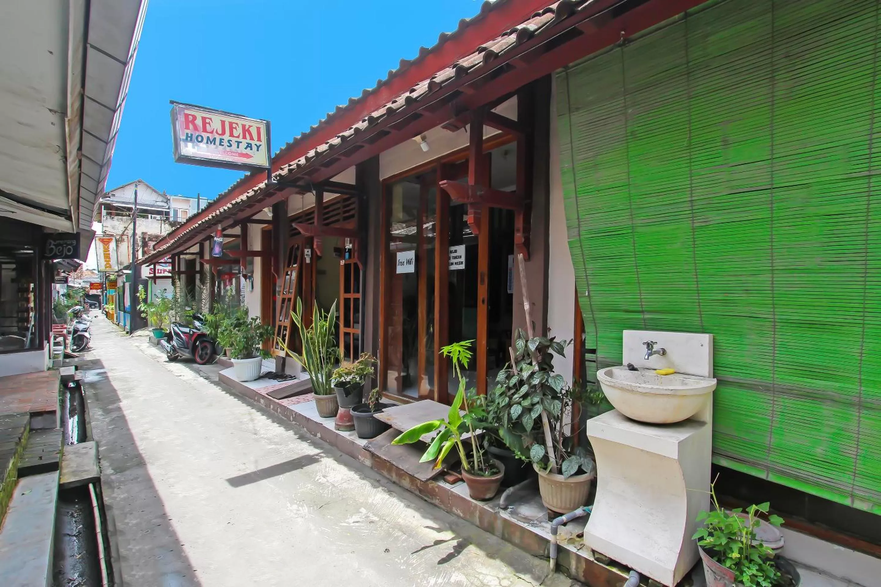 Facade/entrance in SPOT ON 91911 Rejeki Homestay Syariah Malioboro