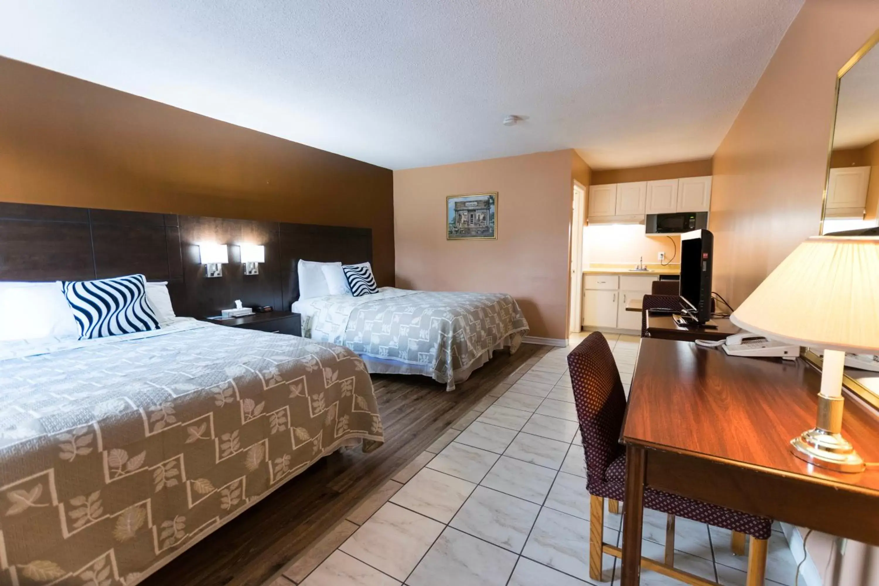 Queen Room with Two Queen Beds in Countryside Inn Queen Room with Two Queen Beds in Countryside Inn