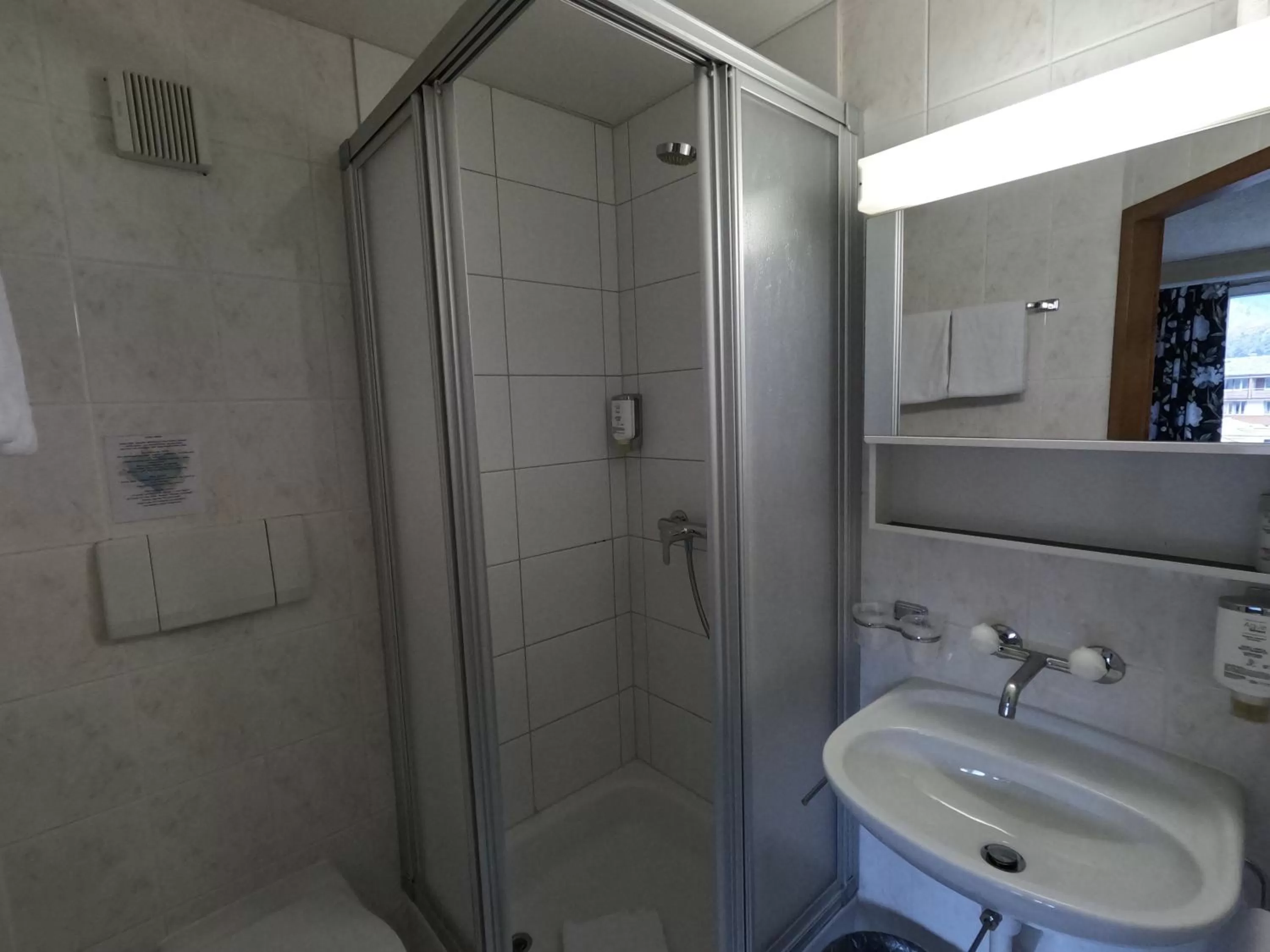 Shower in Alpenrose Hotel and Gardens