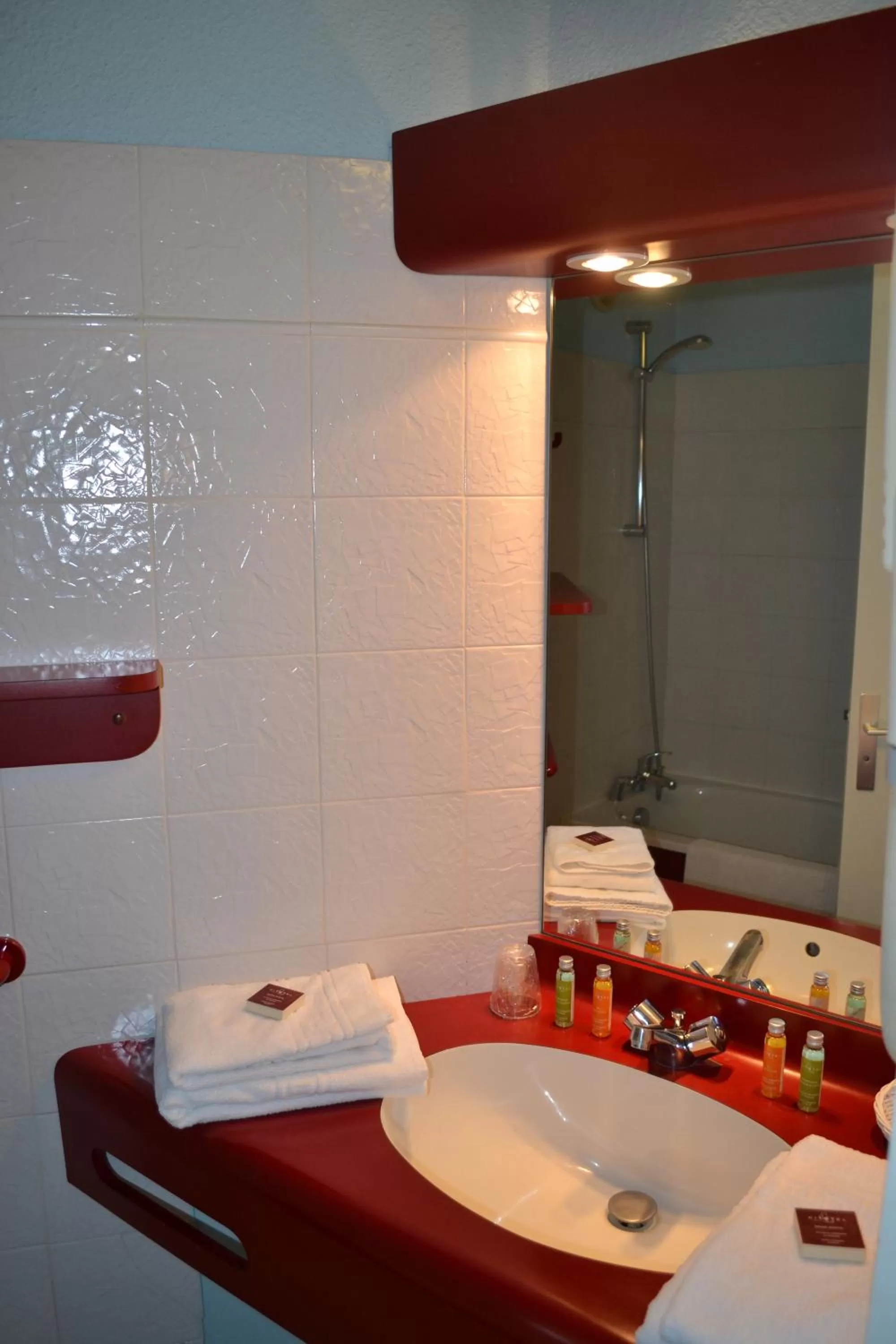 Bathroom in Logis hotel Noemys Gradignan