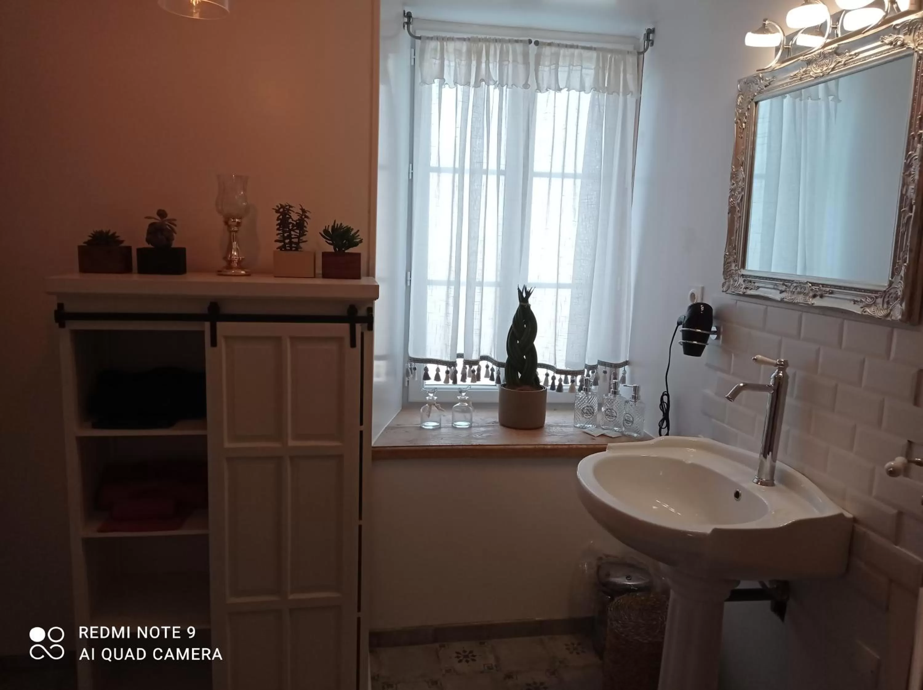 Bathroom in Aux Léopards Normands