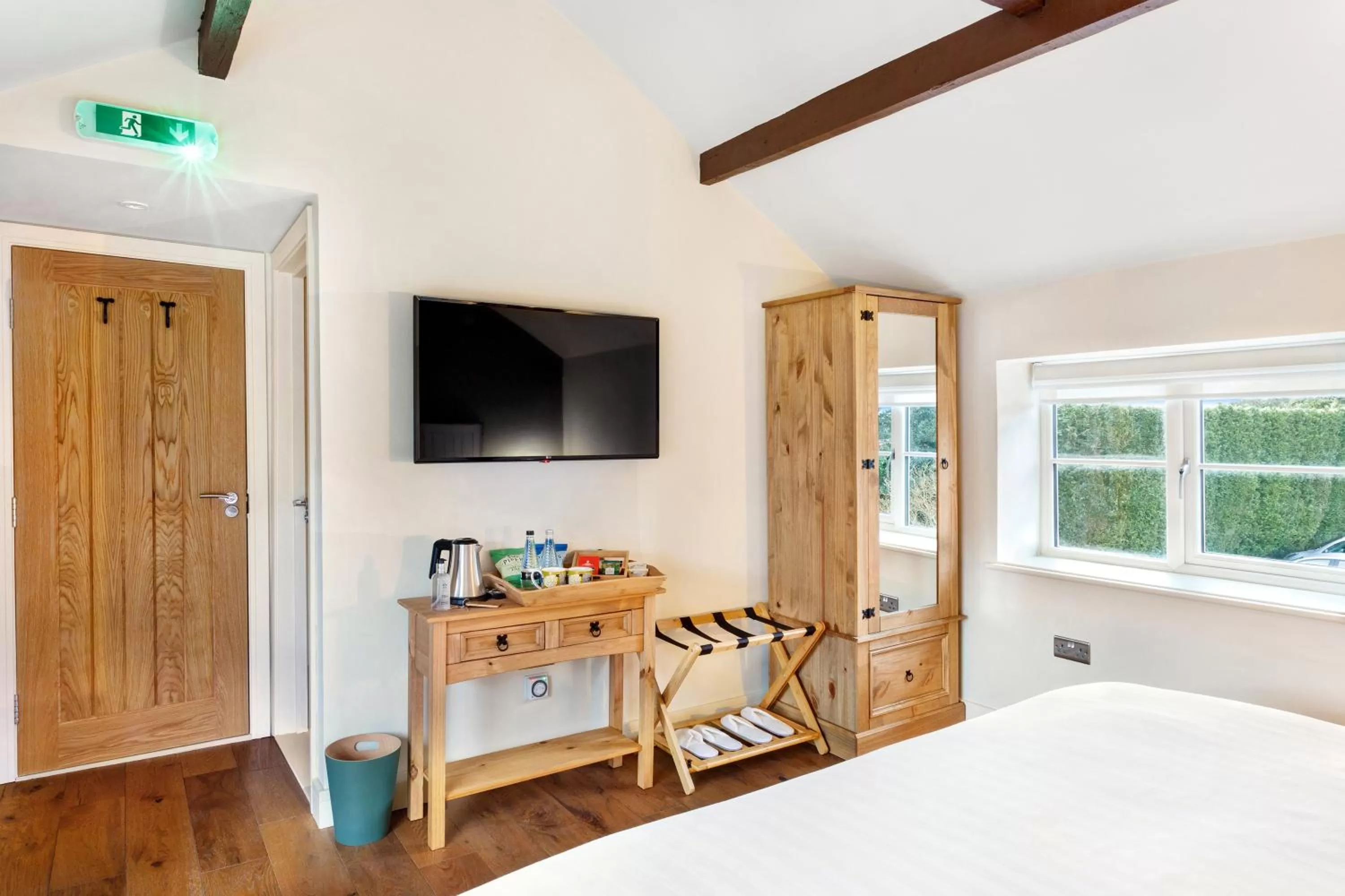 Photo of the whole room, Bed in Shoulder of Mutton Inn