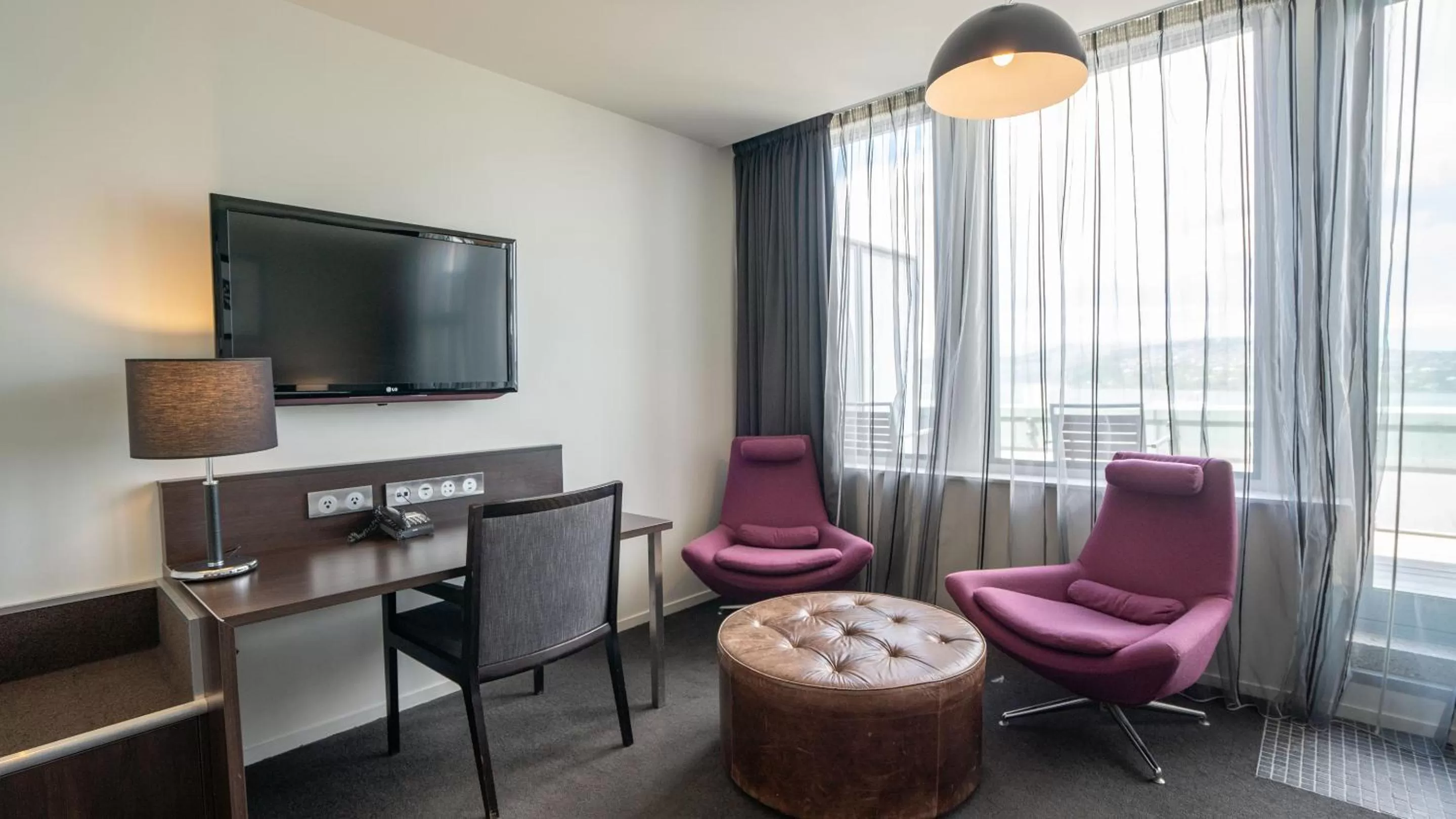 TV and multimedia in Scenic Hotel Dunedin City