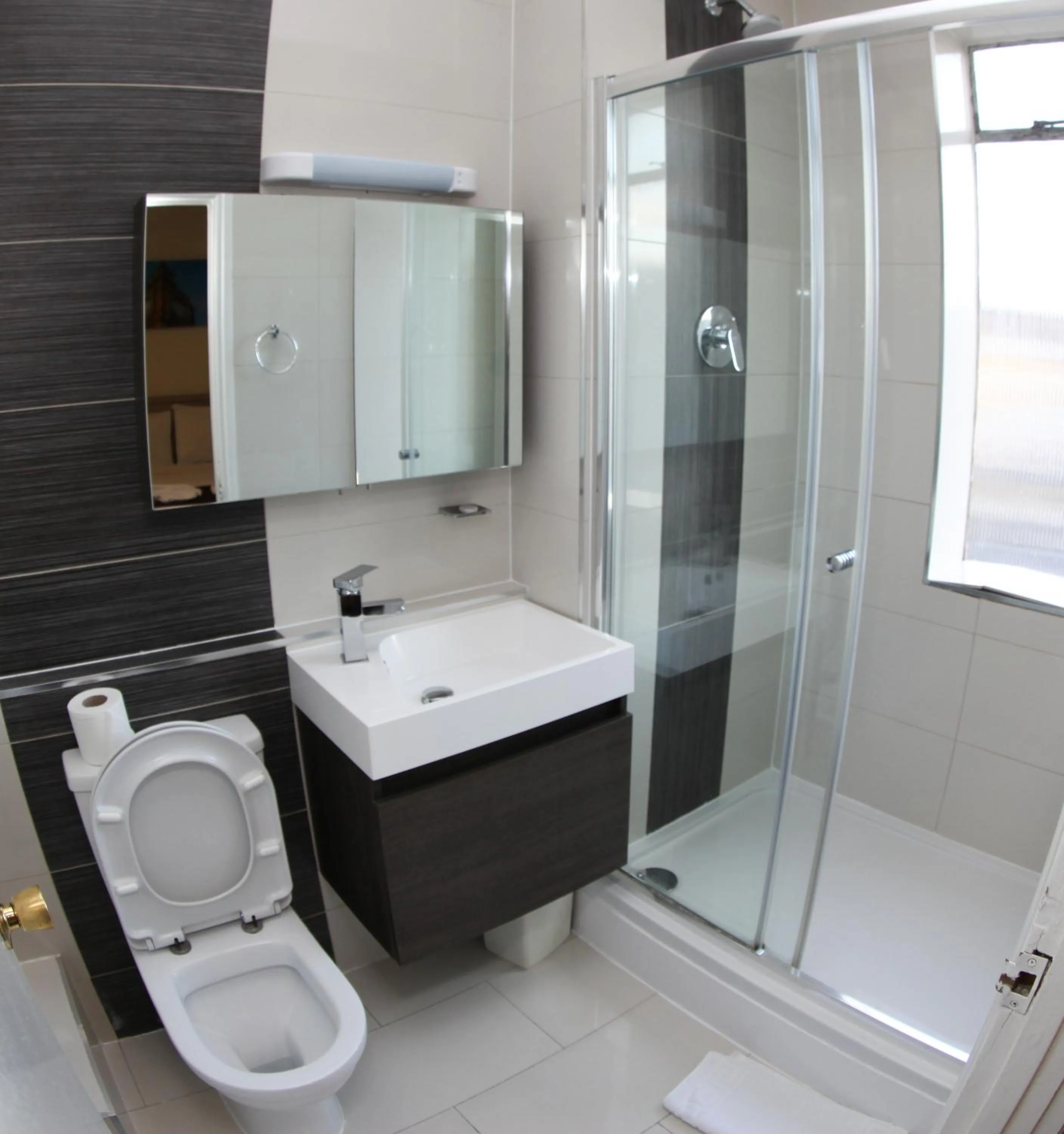 Shower in Ascot Hyde Park Hotel