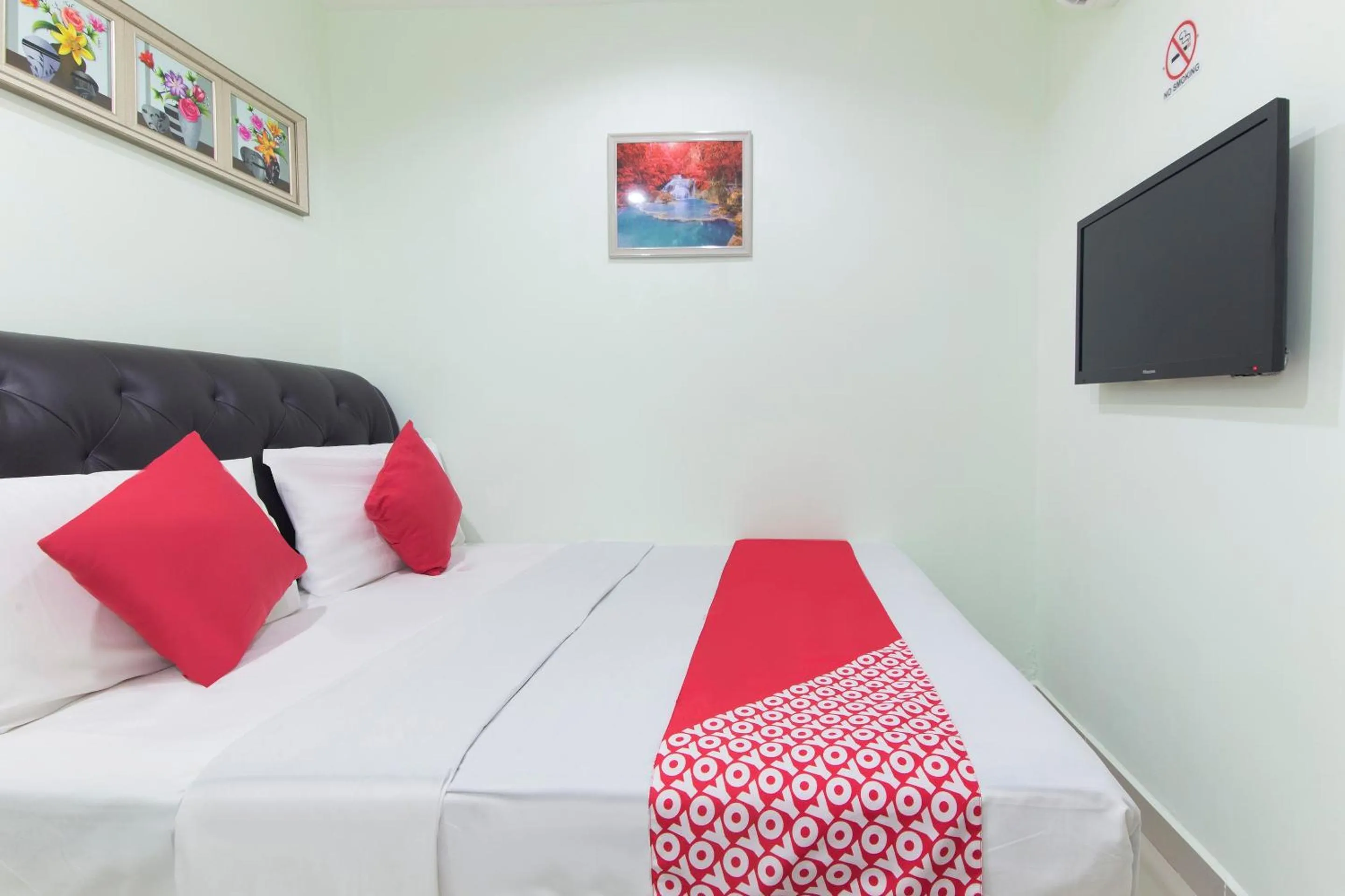 Bedroom, Bed in OYO 444 KL Empire Hotel