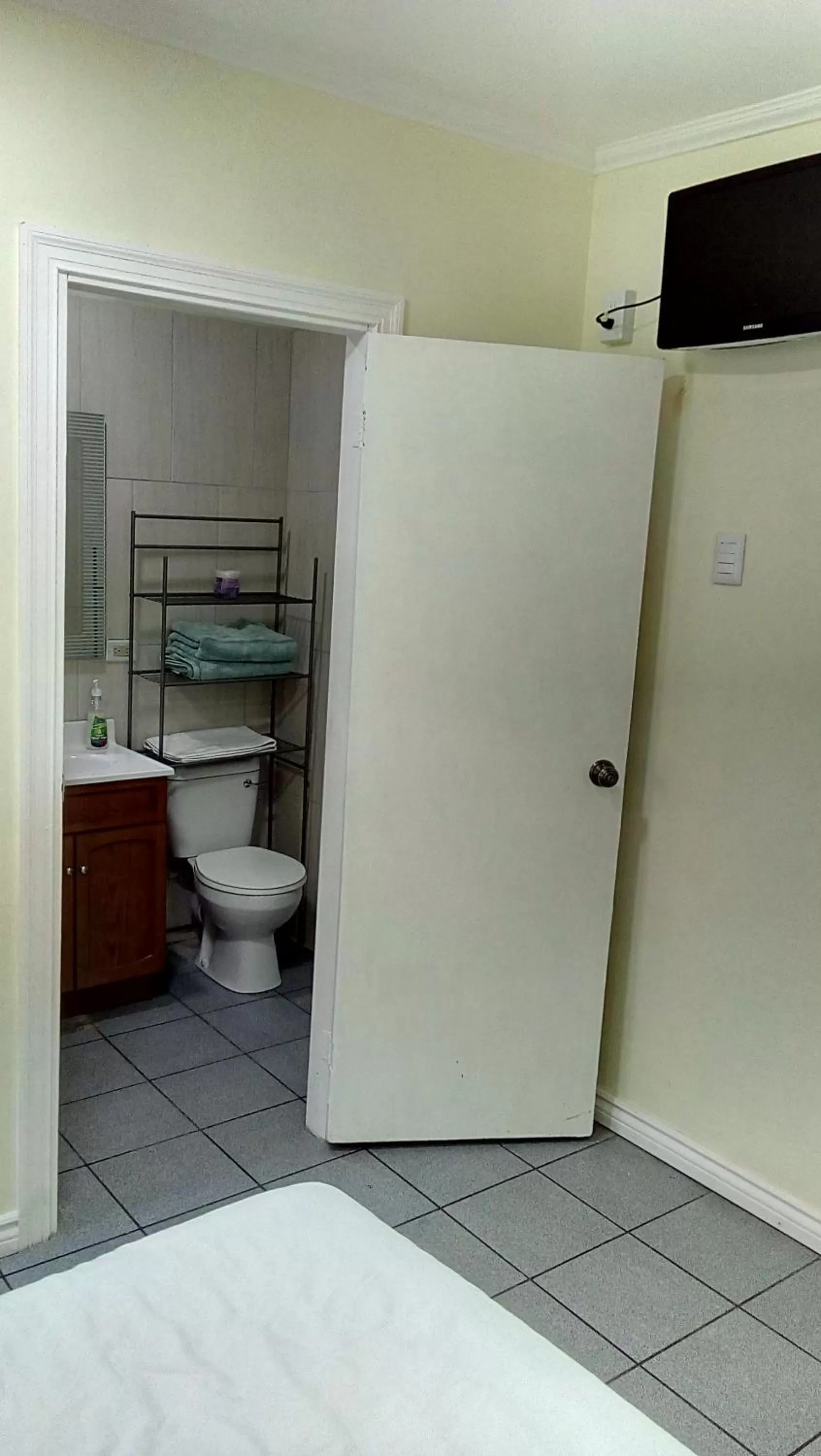 Bathroom, Bed in Woodbrook on the Avenue