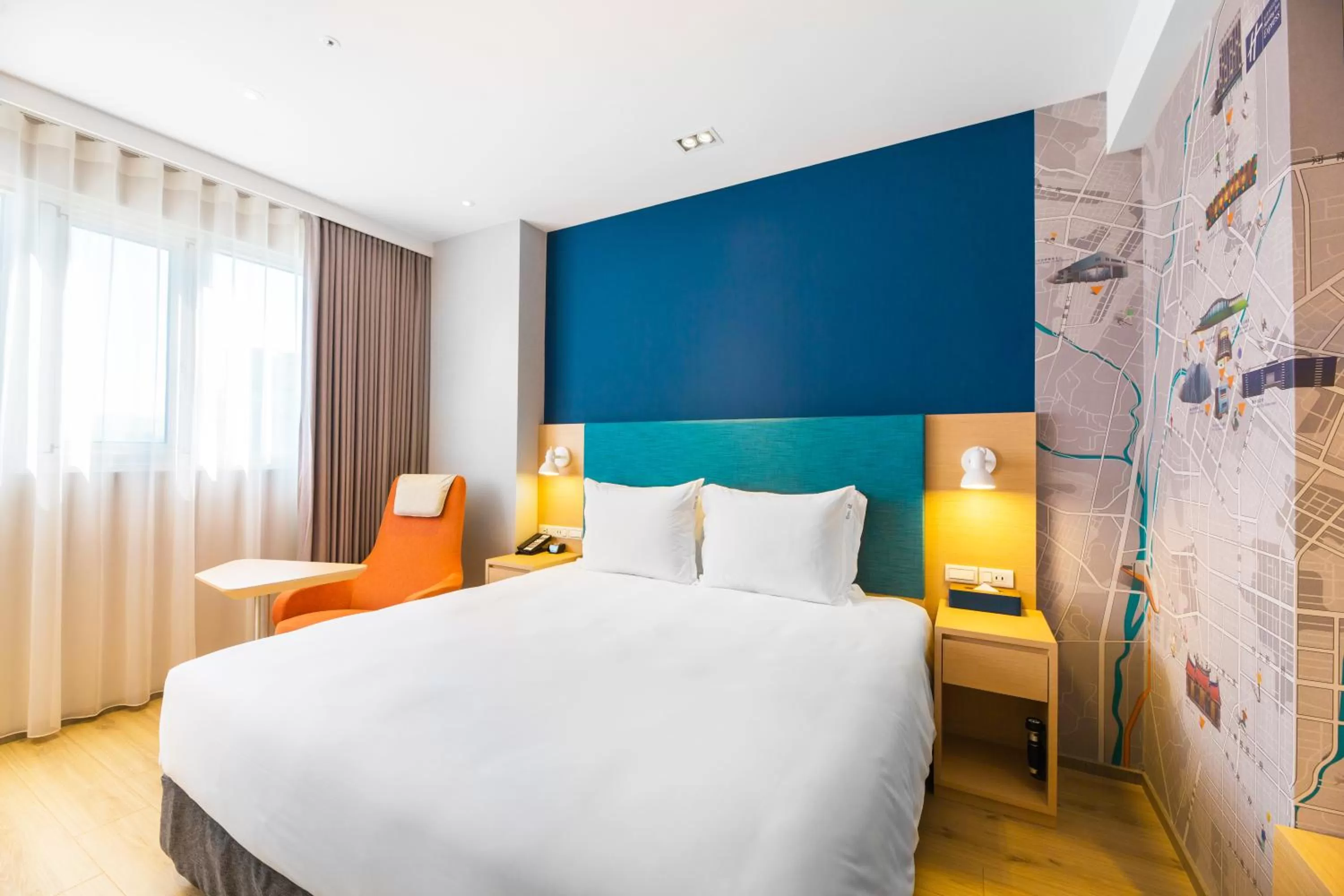 Bed in Holiday Inn Express Taichung Fengchia by IHG