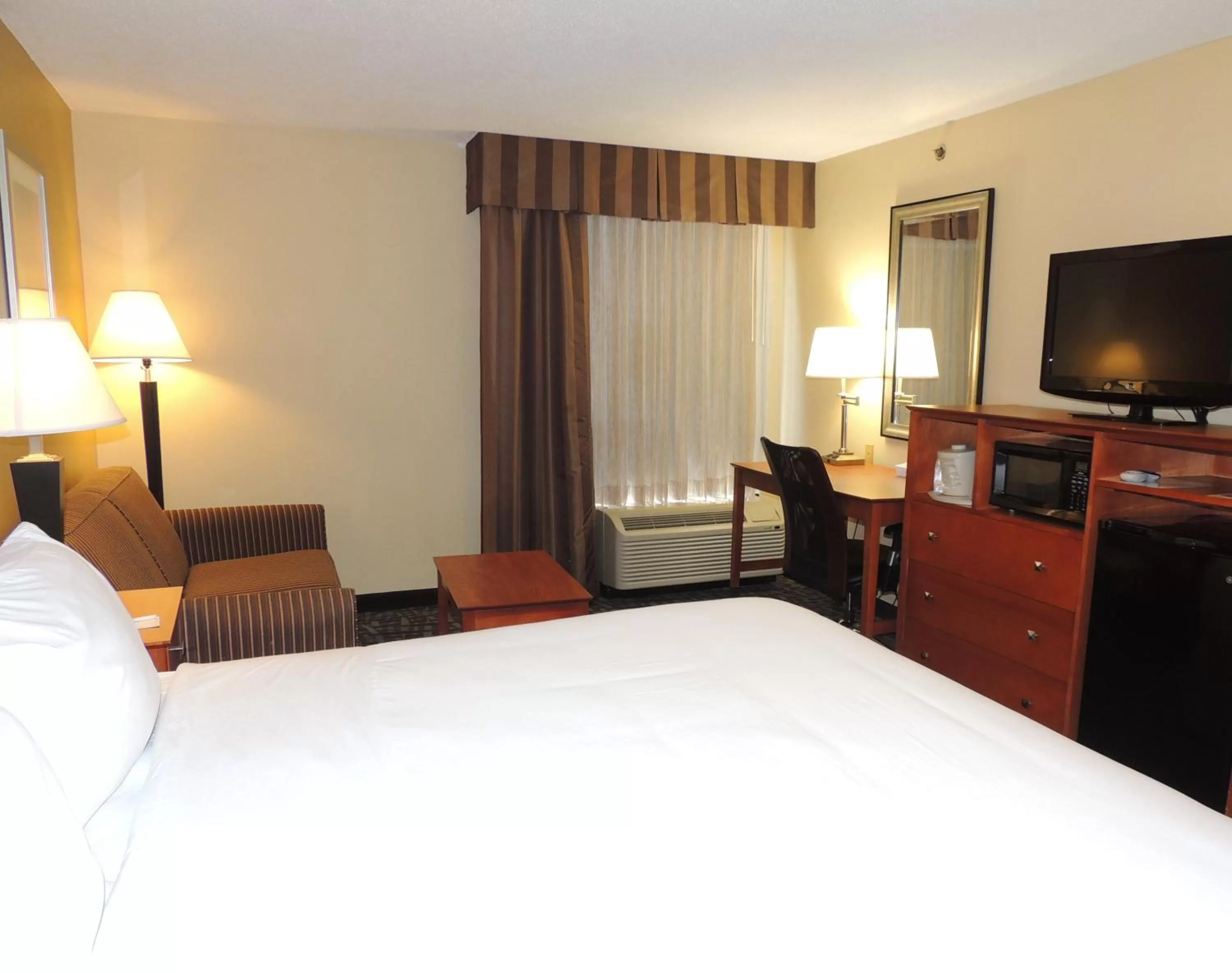Photo of the whole room, Bed in Holiday Inn Express Trussville by IHG
