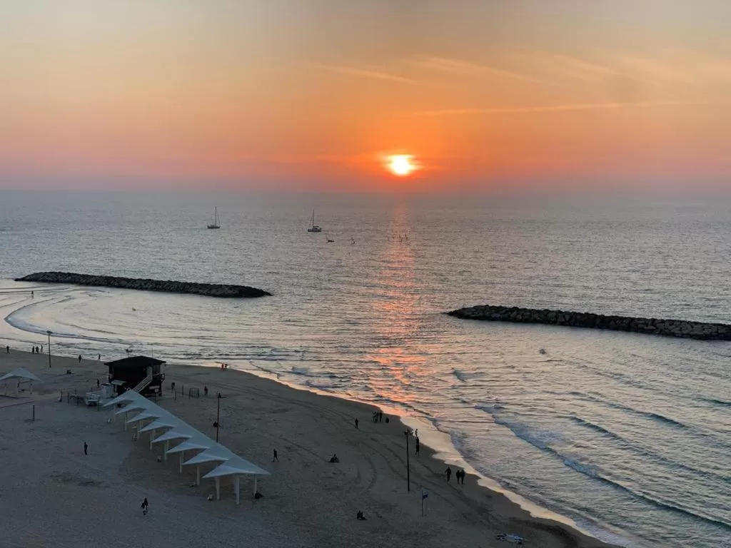 Sunrise/Sunset in Raphael Apartments