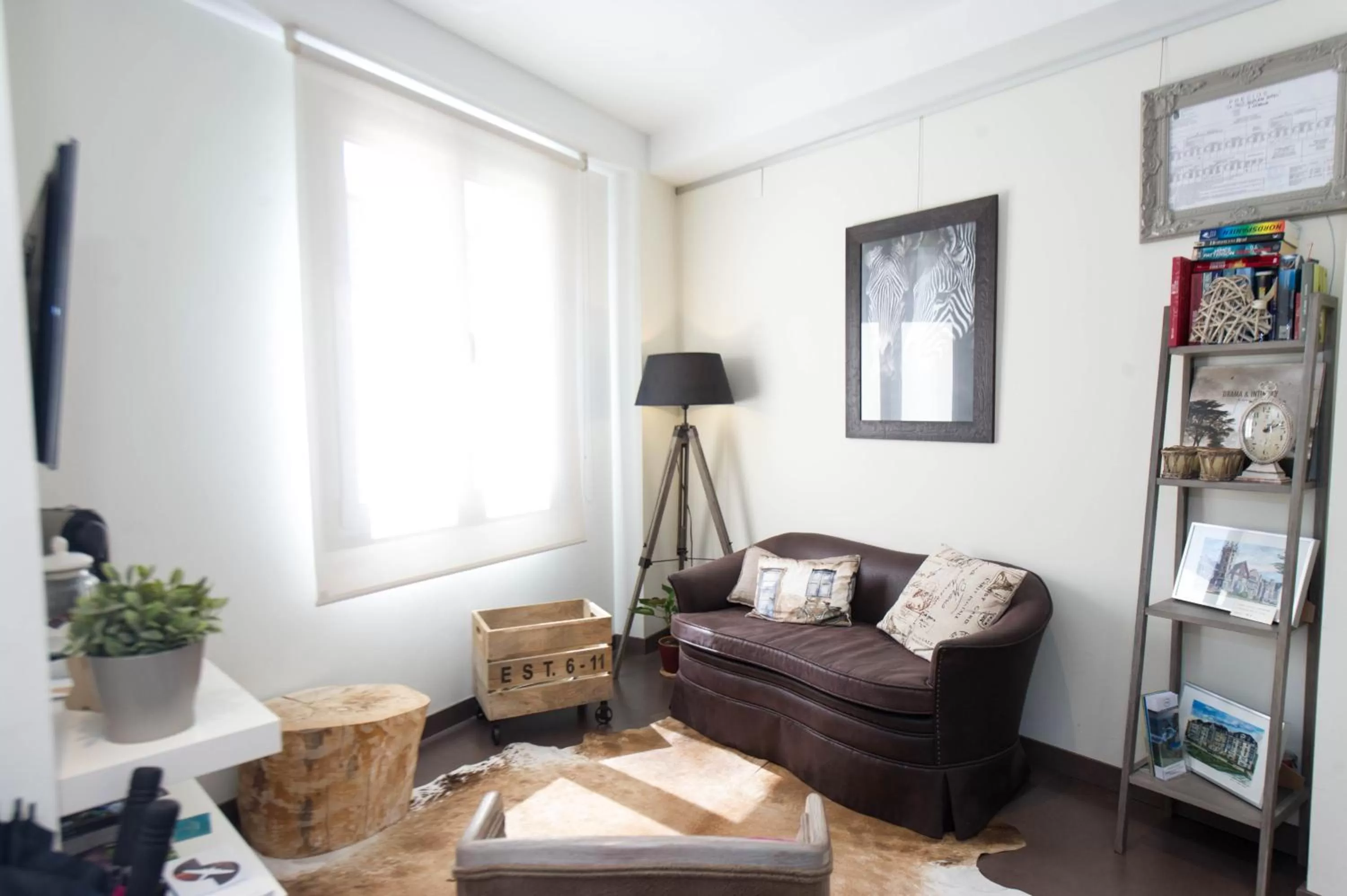 Communal lounge/ TV room in Le Petit Boutique Hotel