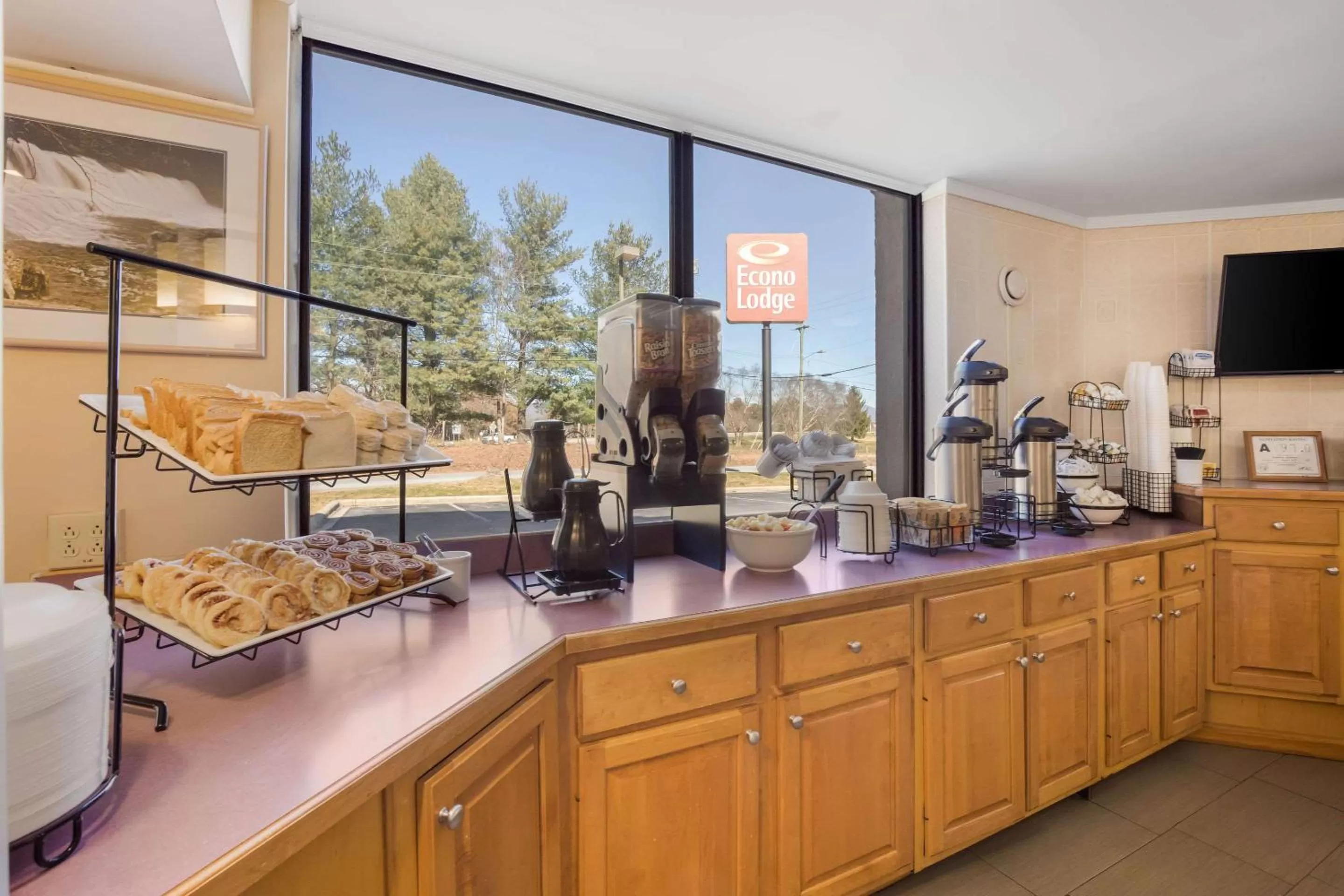 Restaurant/places to eat in Econo Lodge Hendersonville