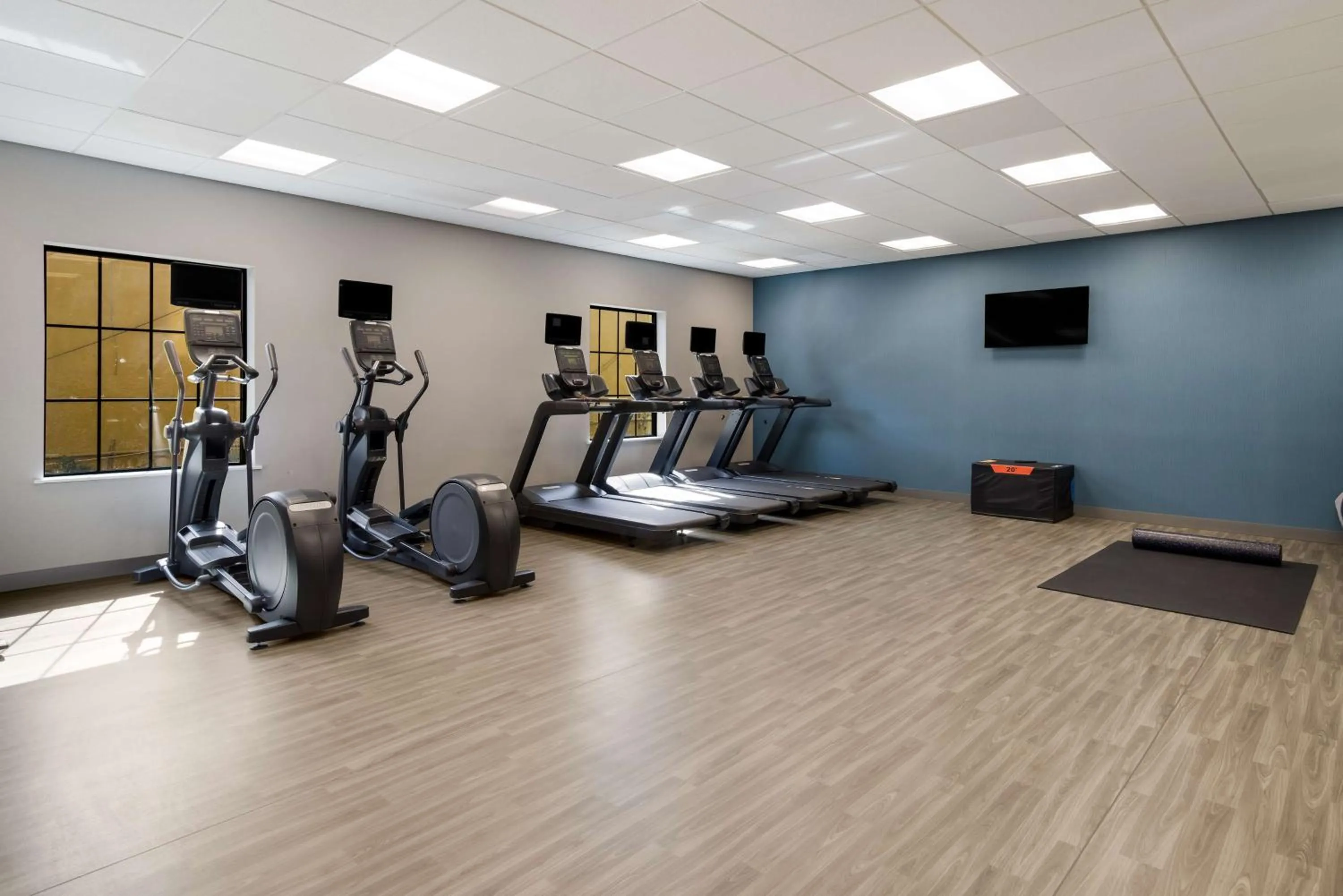 TV and multimedia in Hampton Inn Concord