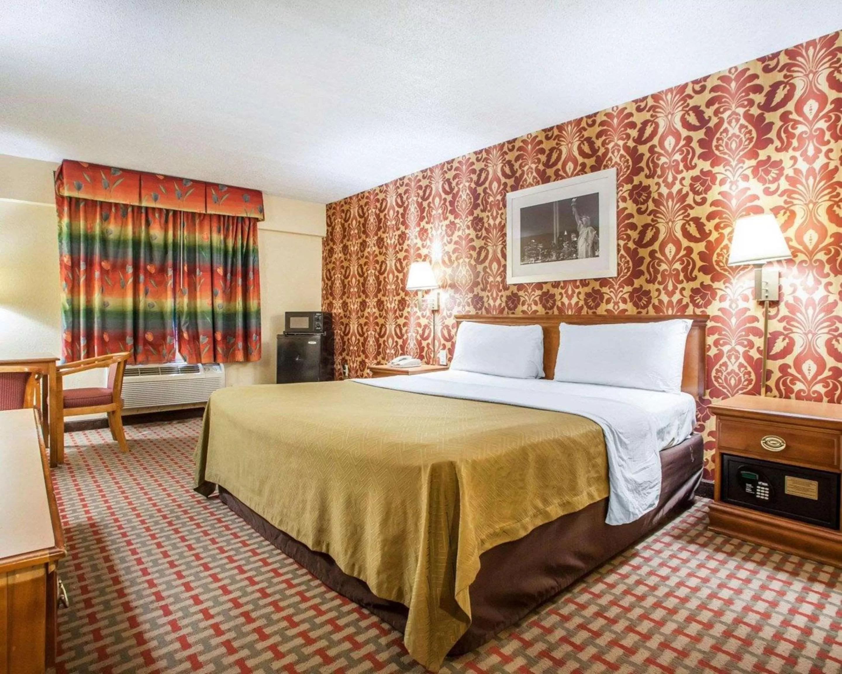 Photo of the whole room, Bed in Days Inn by Wyndham Jersey City