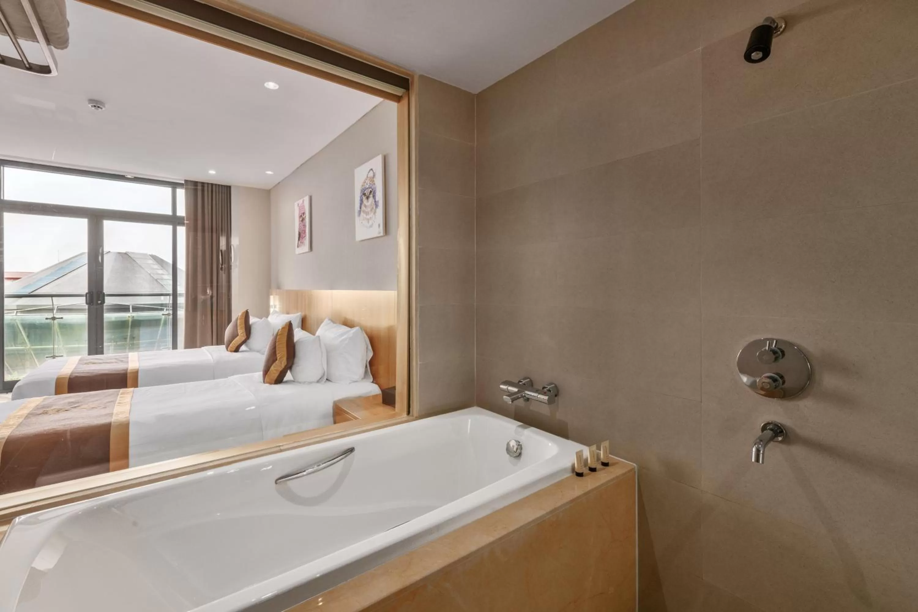 Bathroom, Bed in The Reed Hotel