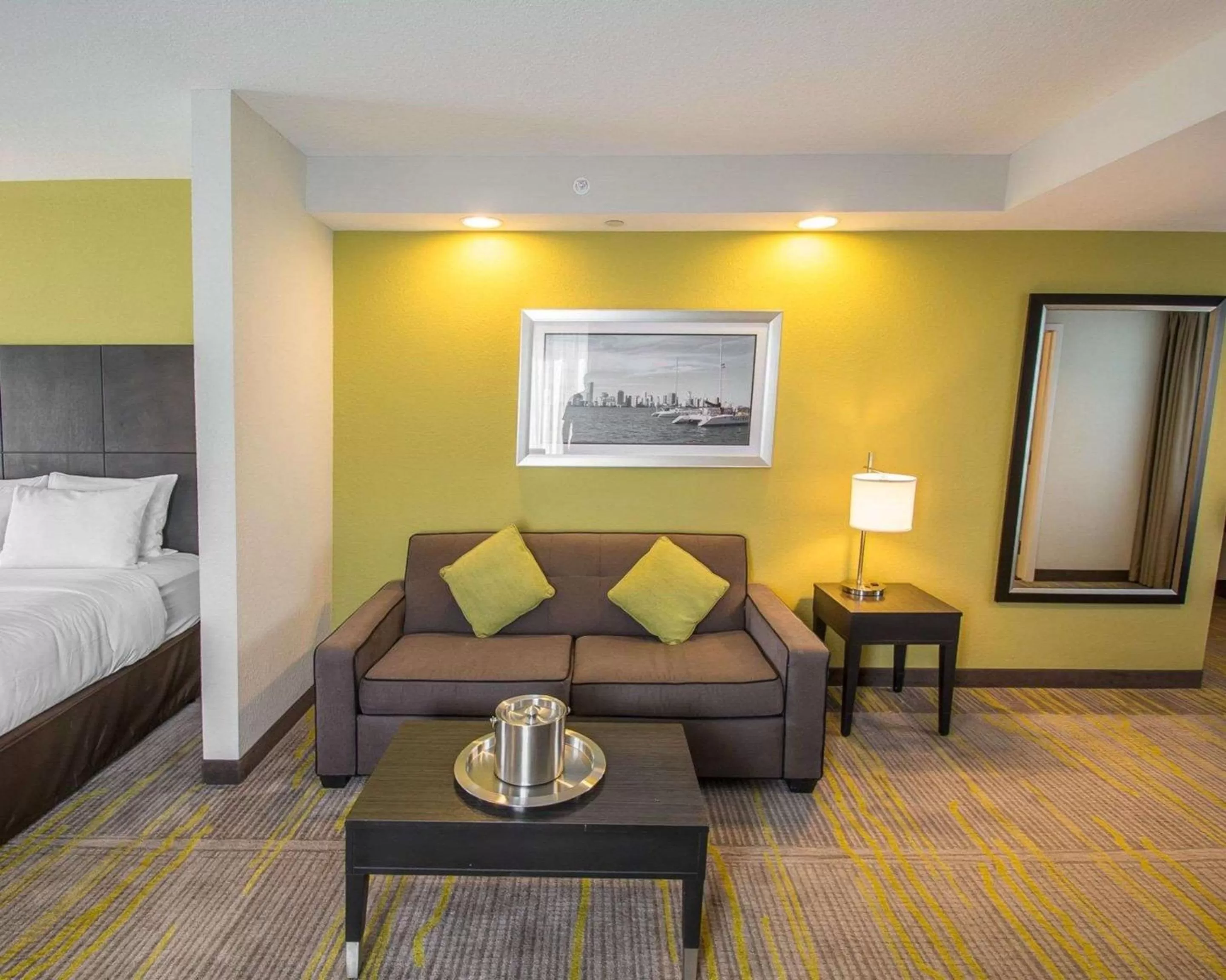 Photo of the whole room, Bed in Comfort Suites Miami Airport North