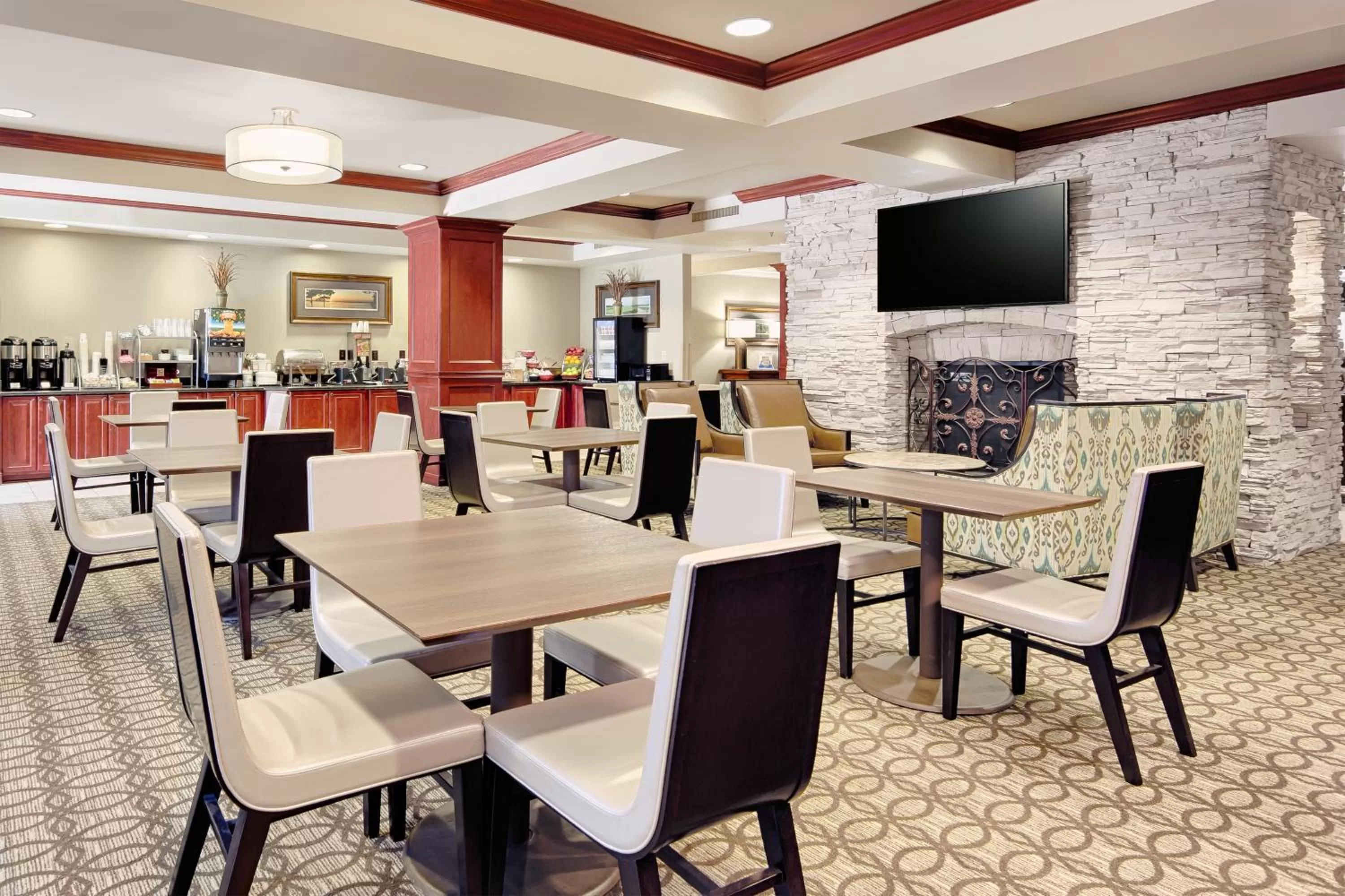 Dining area in Lexington Expo Hotel by IHG