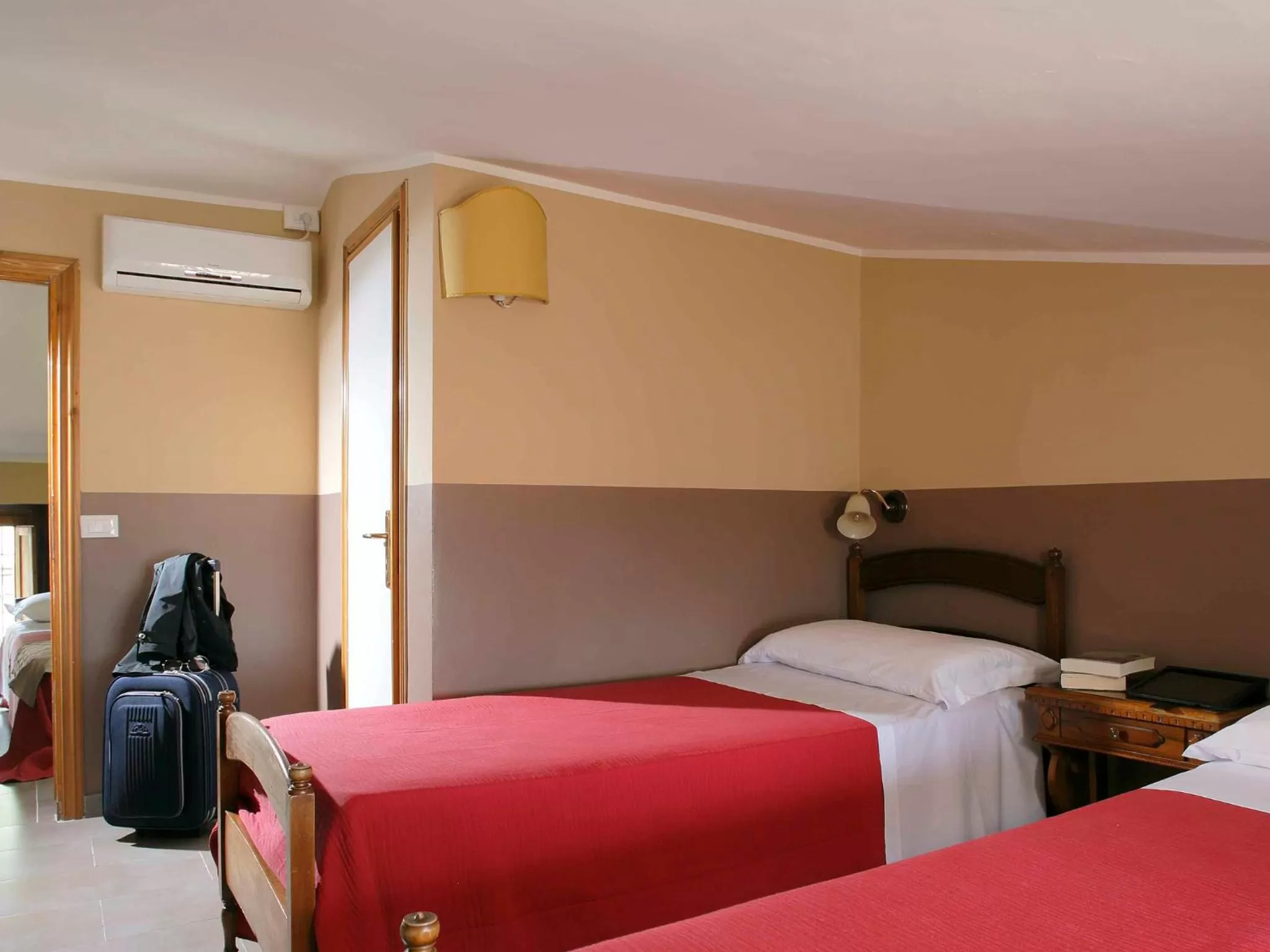 Photo of the whole room, Bed in Hotel Properzio