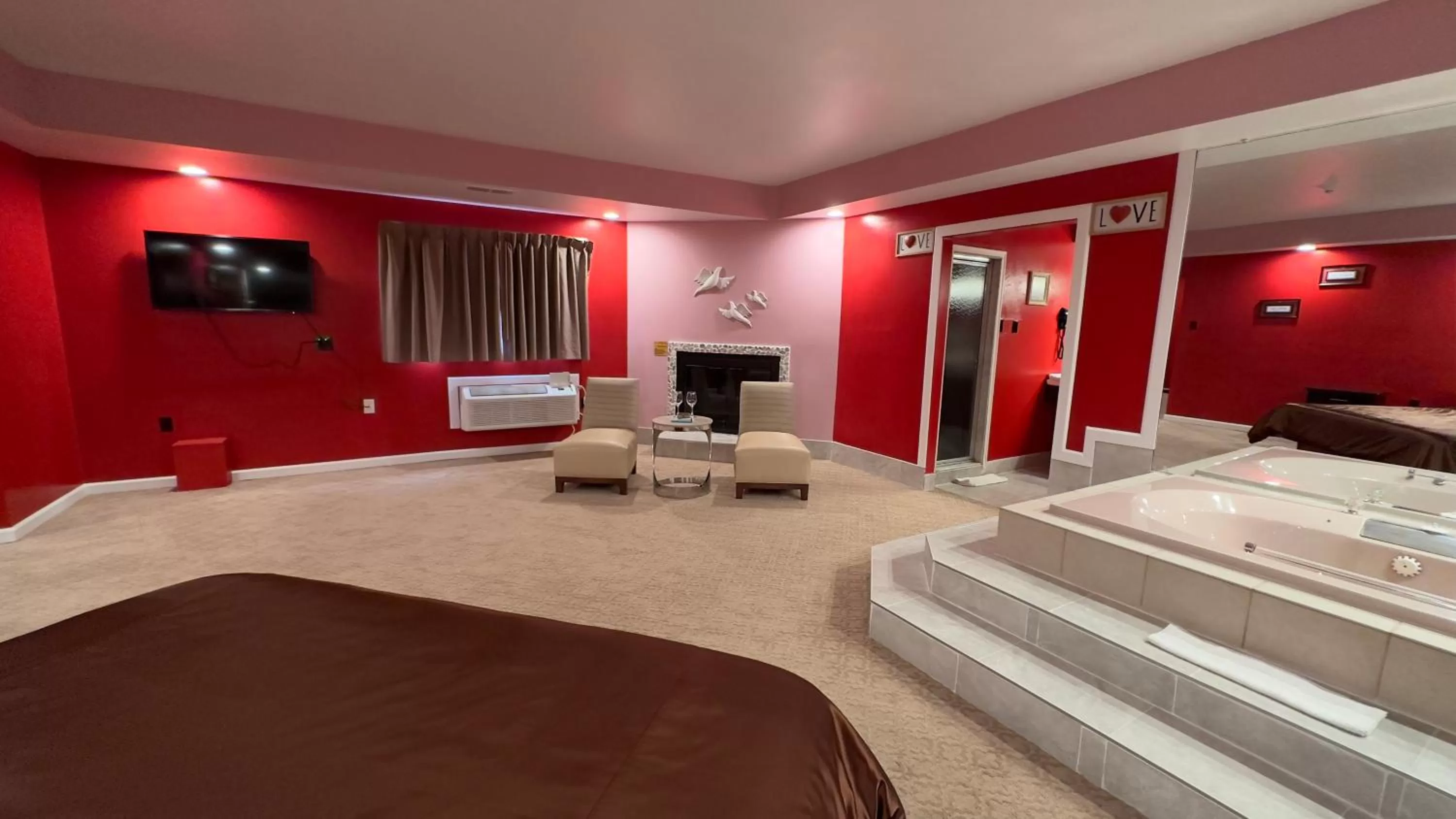 TV and multimedia, Bed in Inn of the Dove Harrisburg-Hershey Romantic Suites