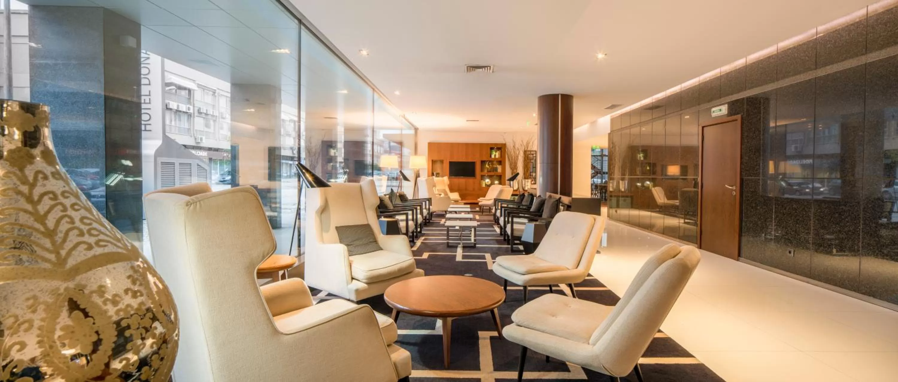 Lobby or reception in NH Coimbra Dona Ines