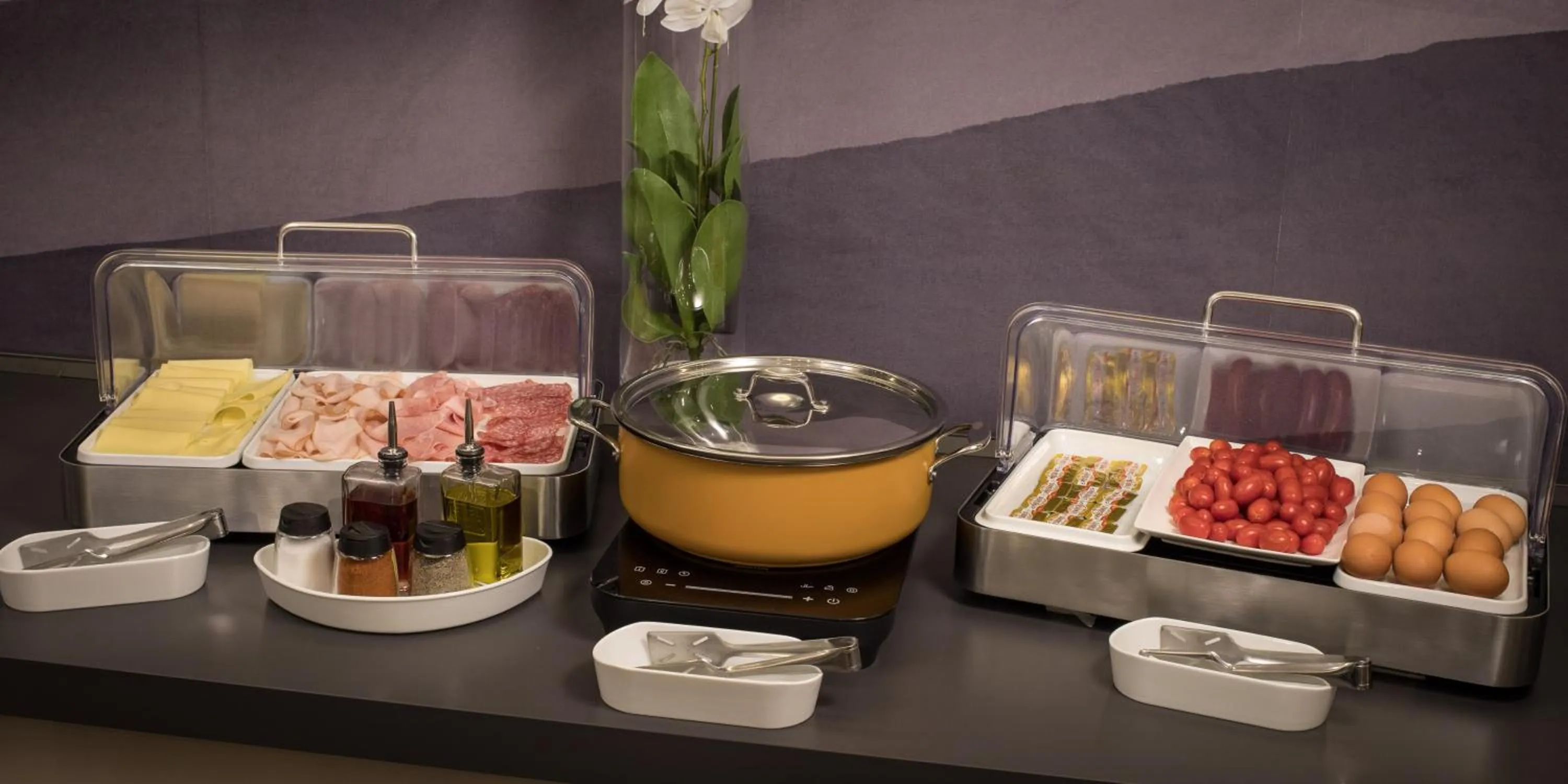 Food and drinks in Hotel The Cube