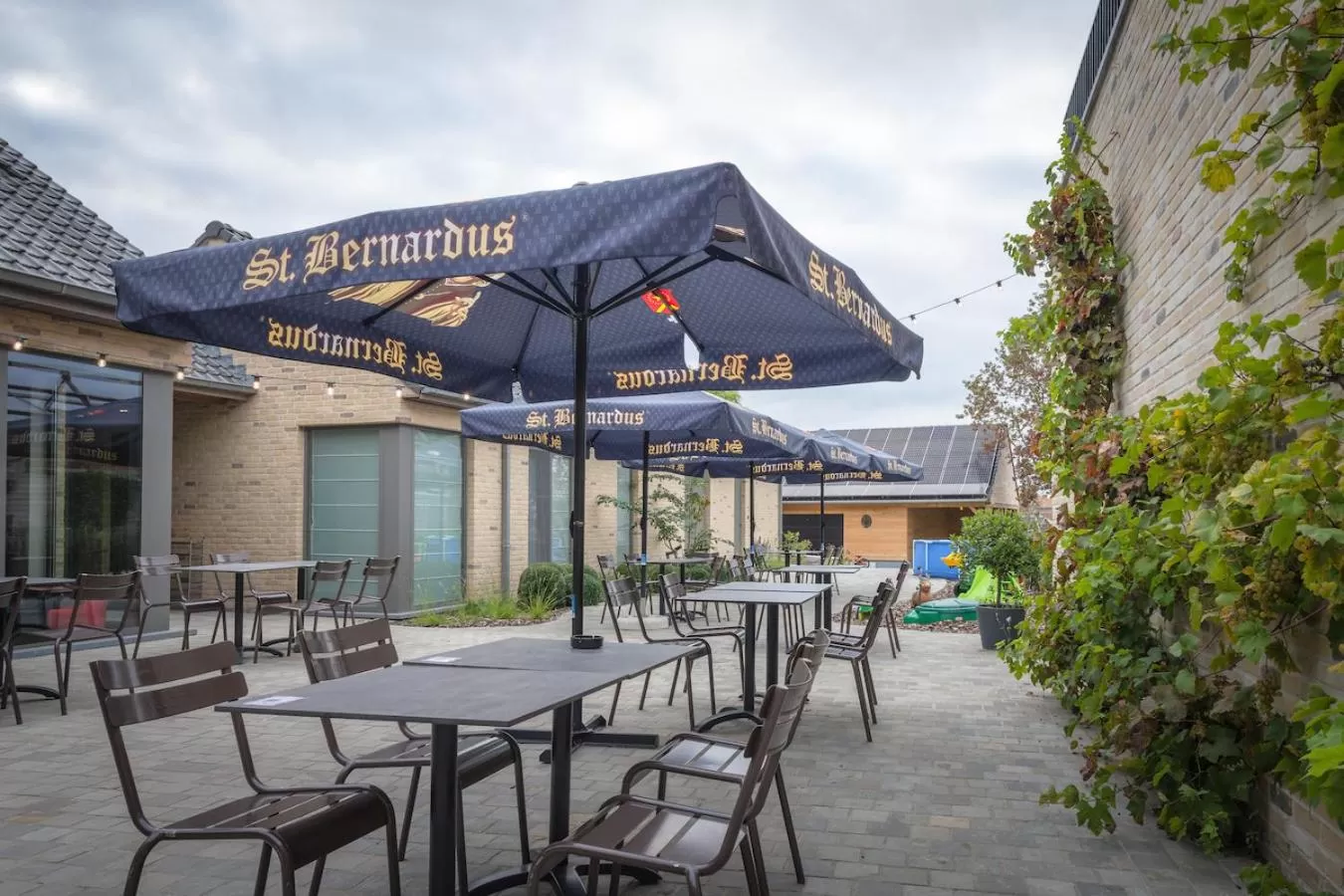 Property building, Restaurant/Places to Eat in Oud Gemeentehuis