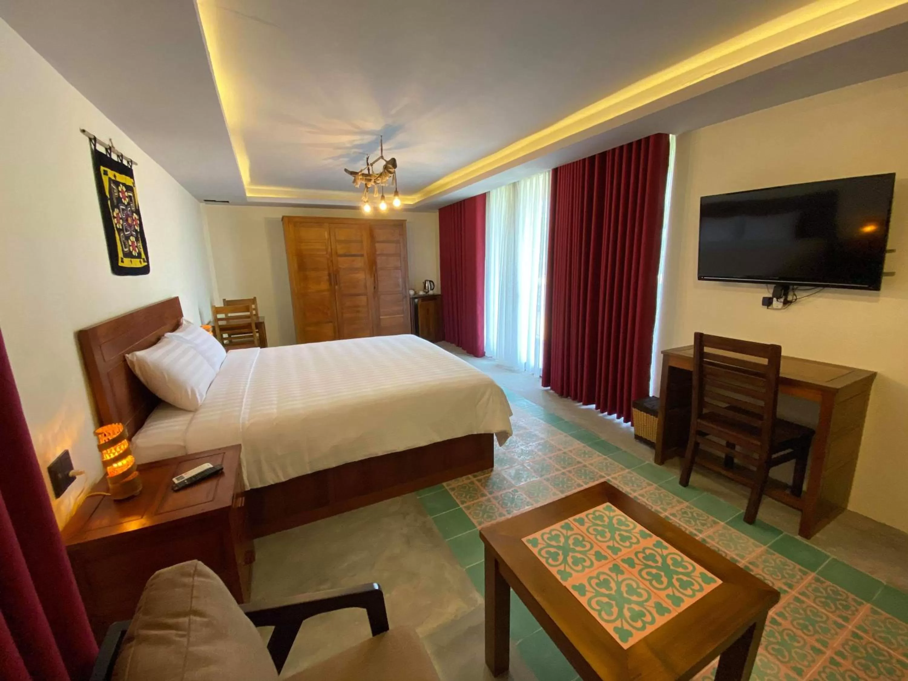 Photo of the whole room, Bed in Pink Tulip Hoi An