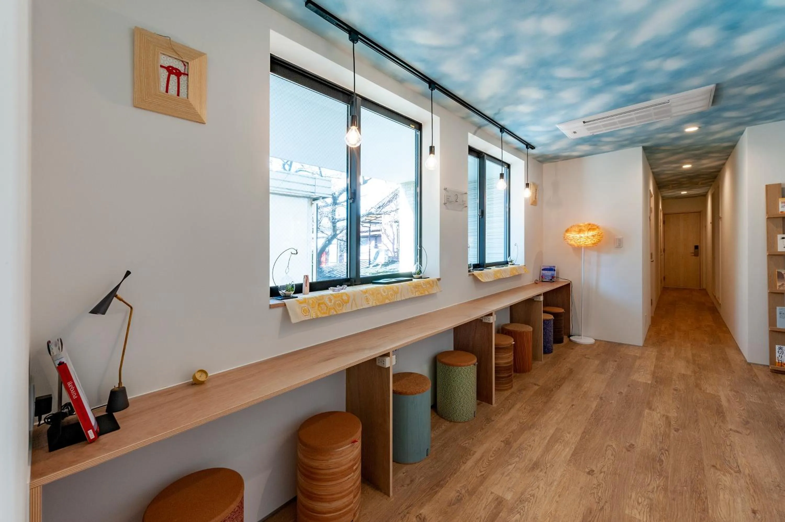 Communal lounge/ TV room in plat hostel keikyu haneda home