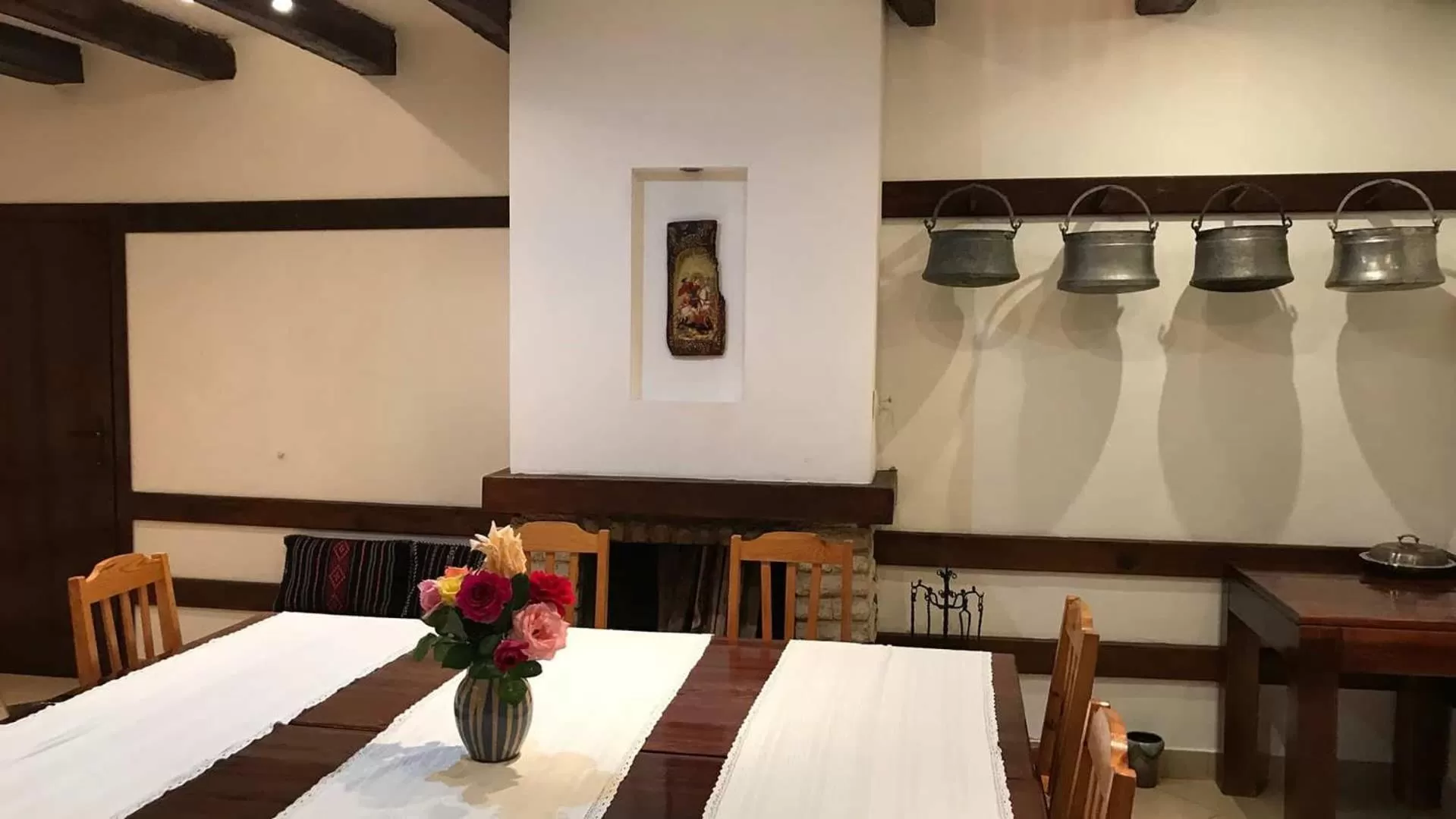 Restaurant/places to eat in Villa Rai